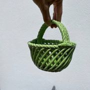 Plat panier en faïence tressée vert / céramique ancienne