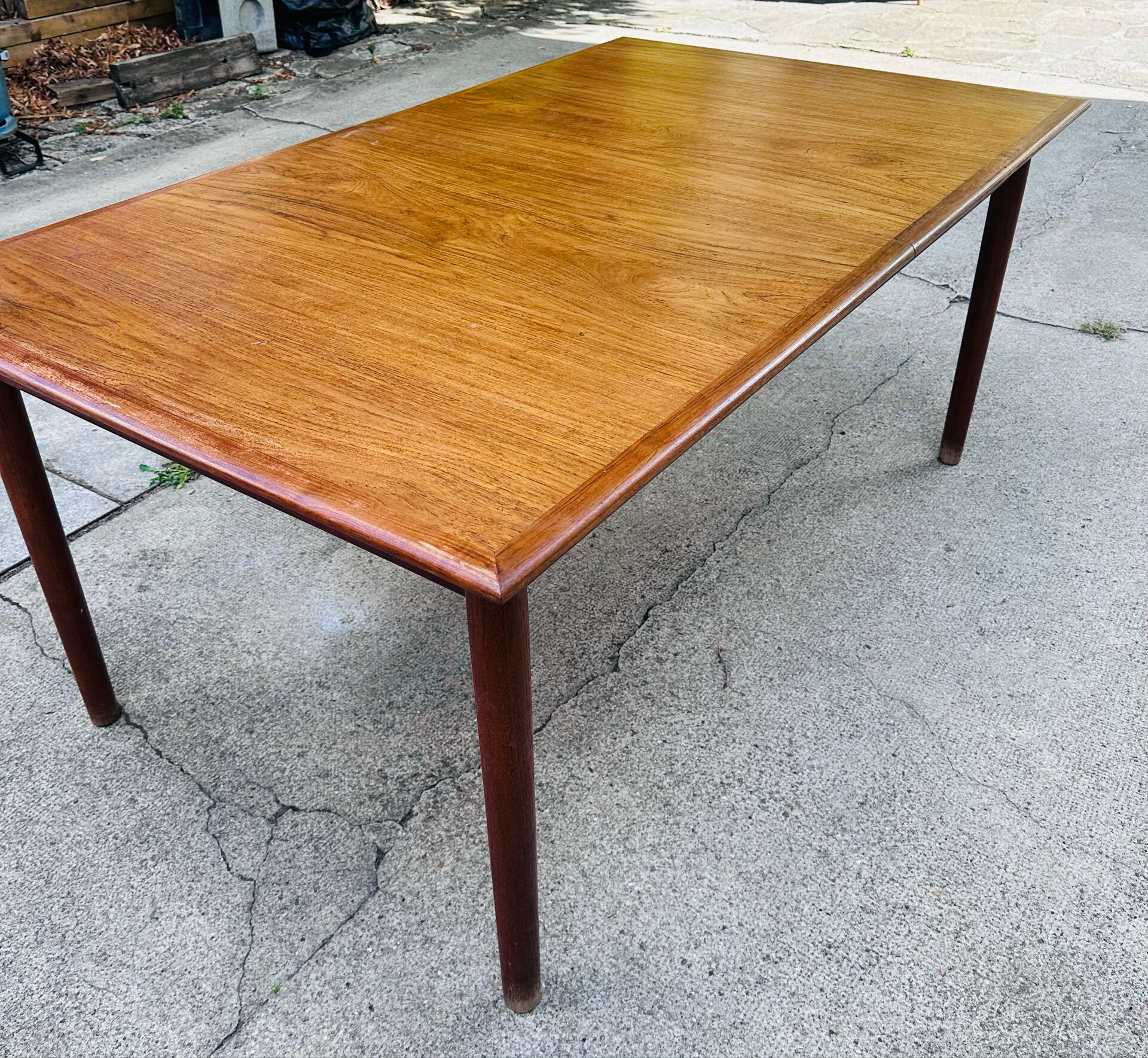 Table scandinave
