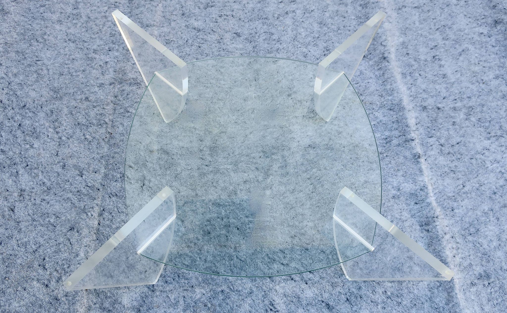 Table basse design années 1980 en verre et perspex (lucite)