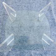 Table basse design années 1980 en verre et perspex (lucite)