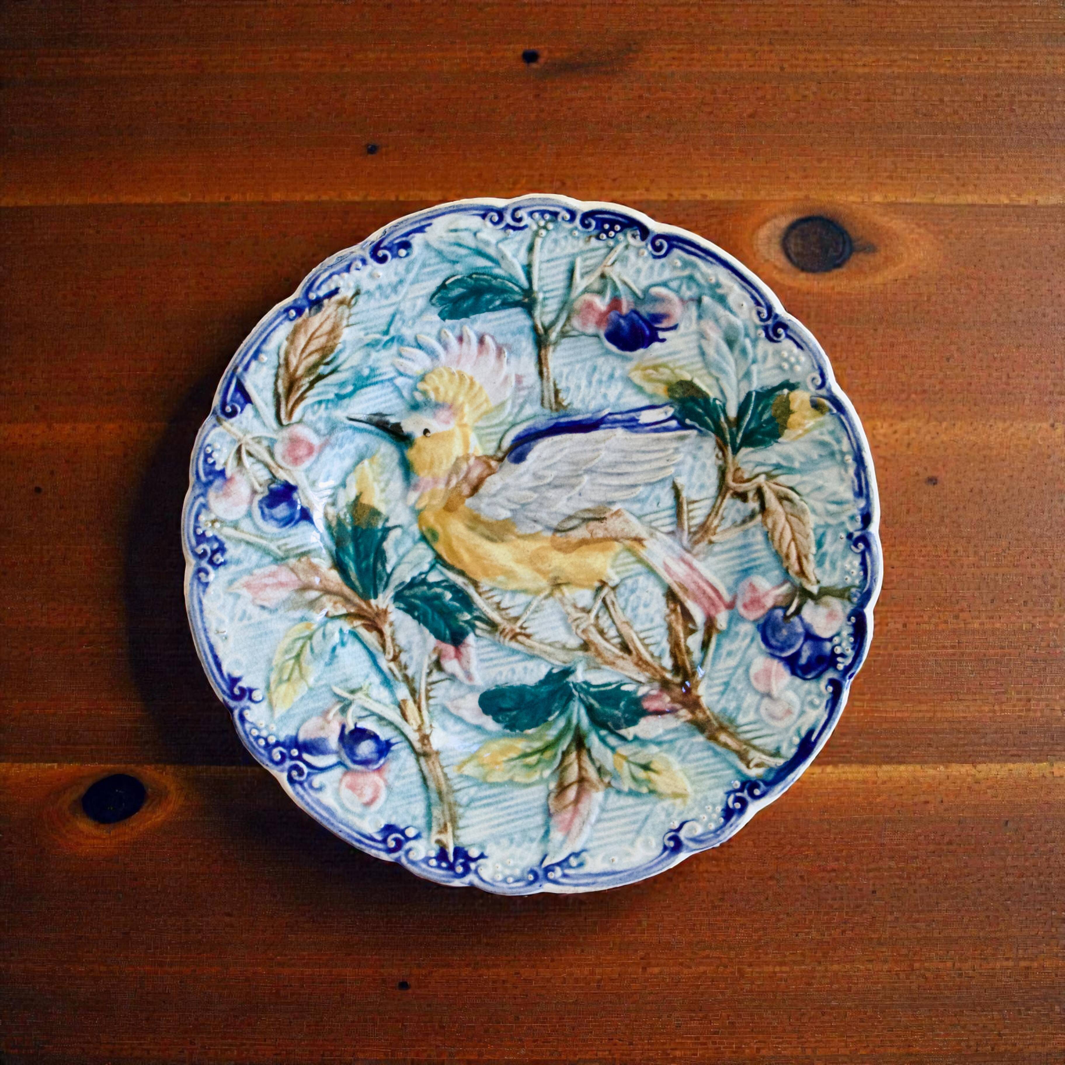 Assiette oiseau antique du XIXe siècle en barbotine de Wasmuël