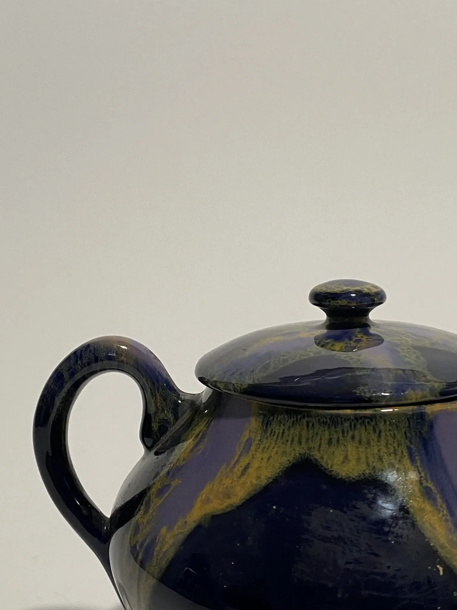 Ceramic sugar bowl with lid