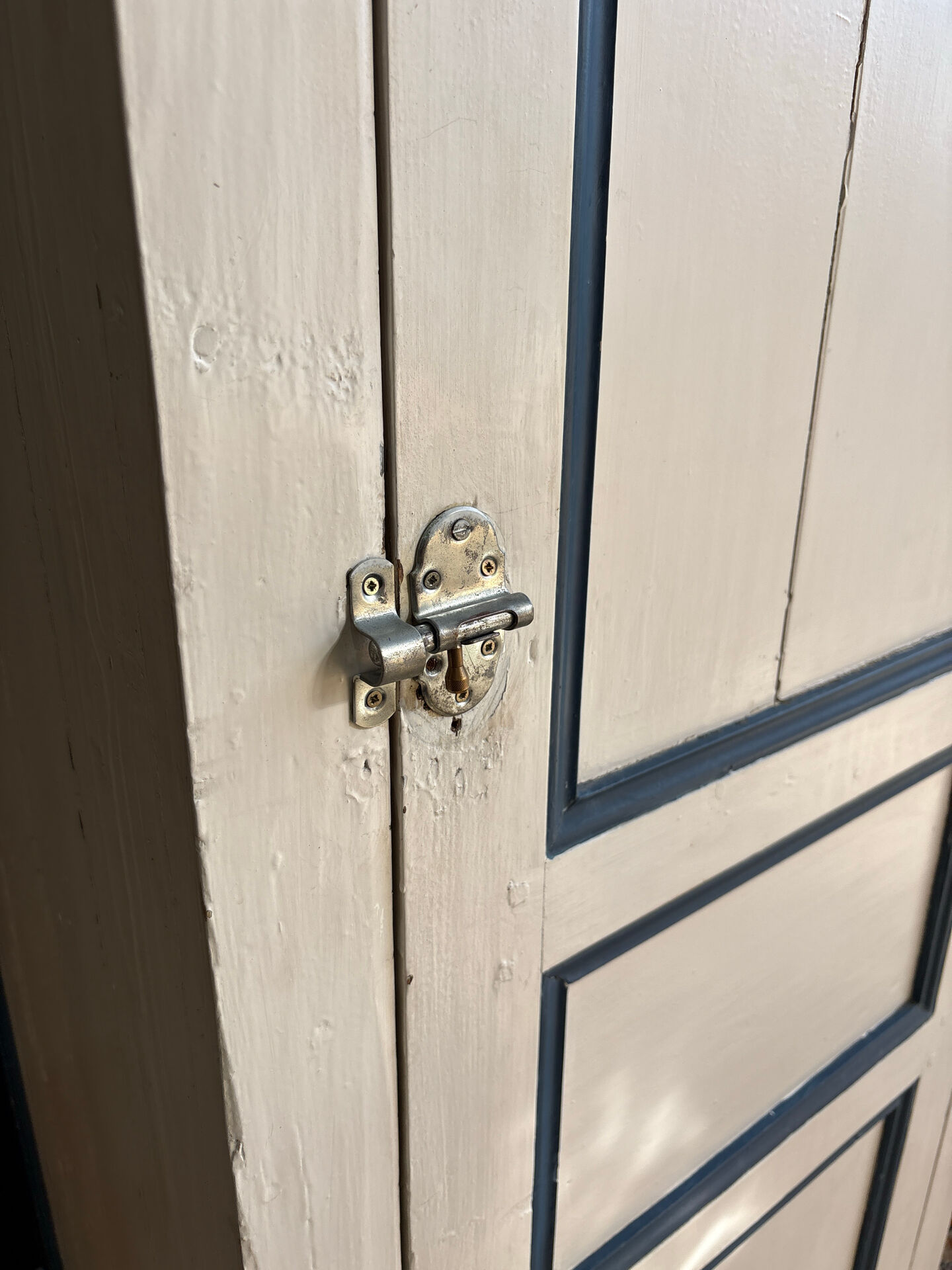 Antique bonnetière in cream and blue painted wood – in its original condition.