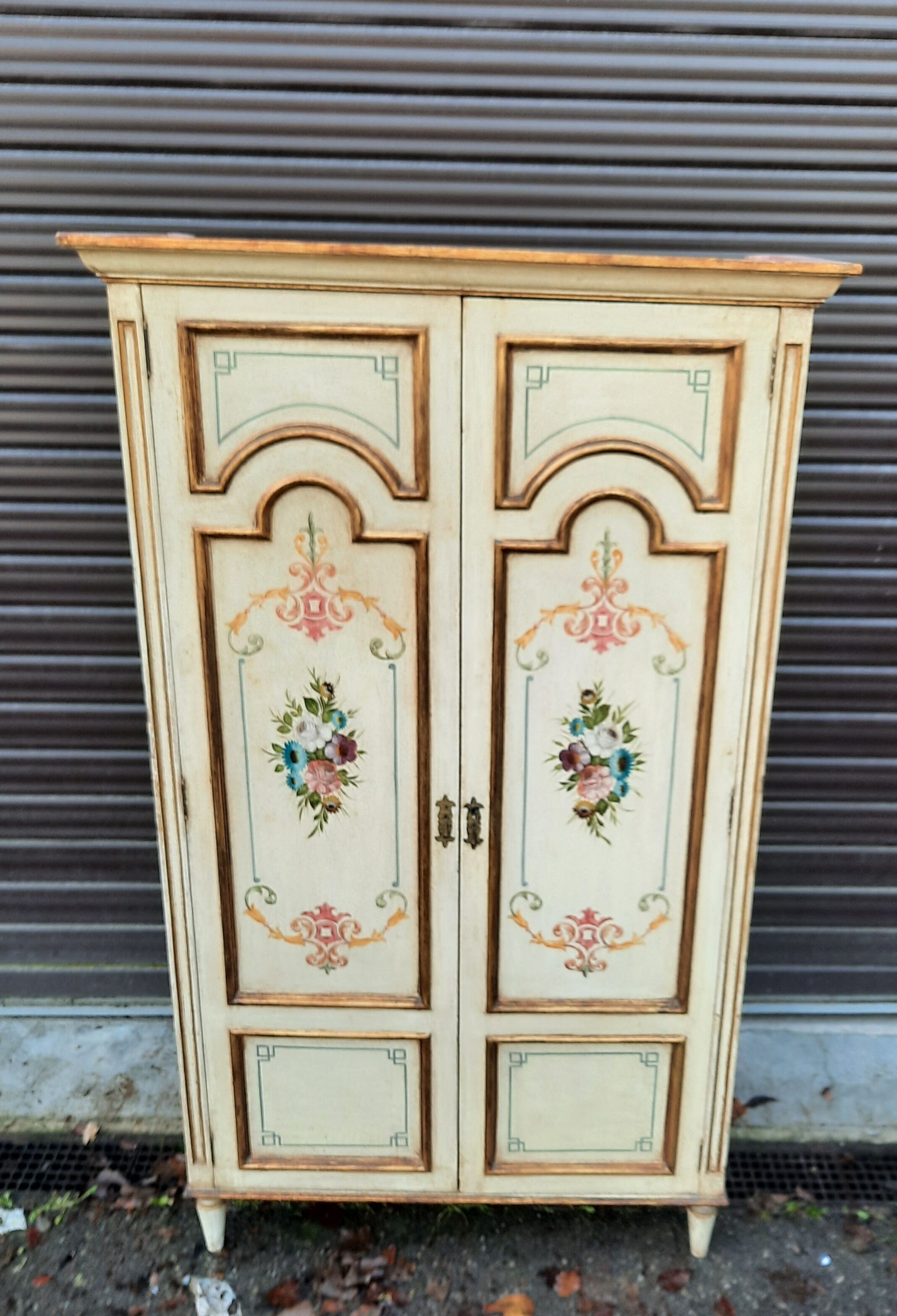 Armoire peinte à 2 portes