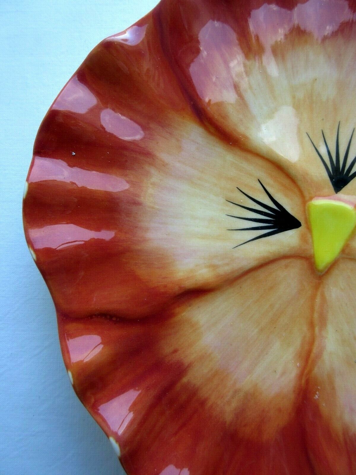 Decorative plate in earthenware dabbling: Orange thought with a yellow heart