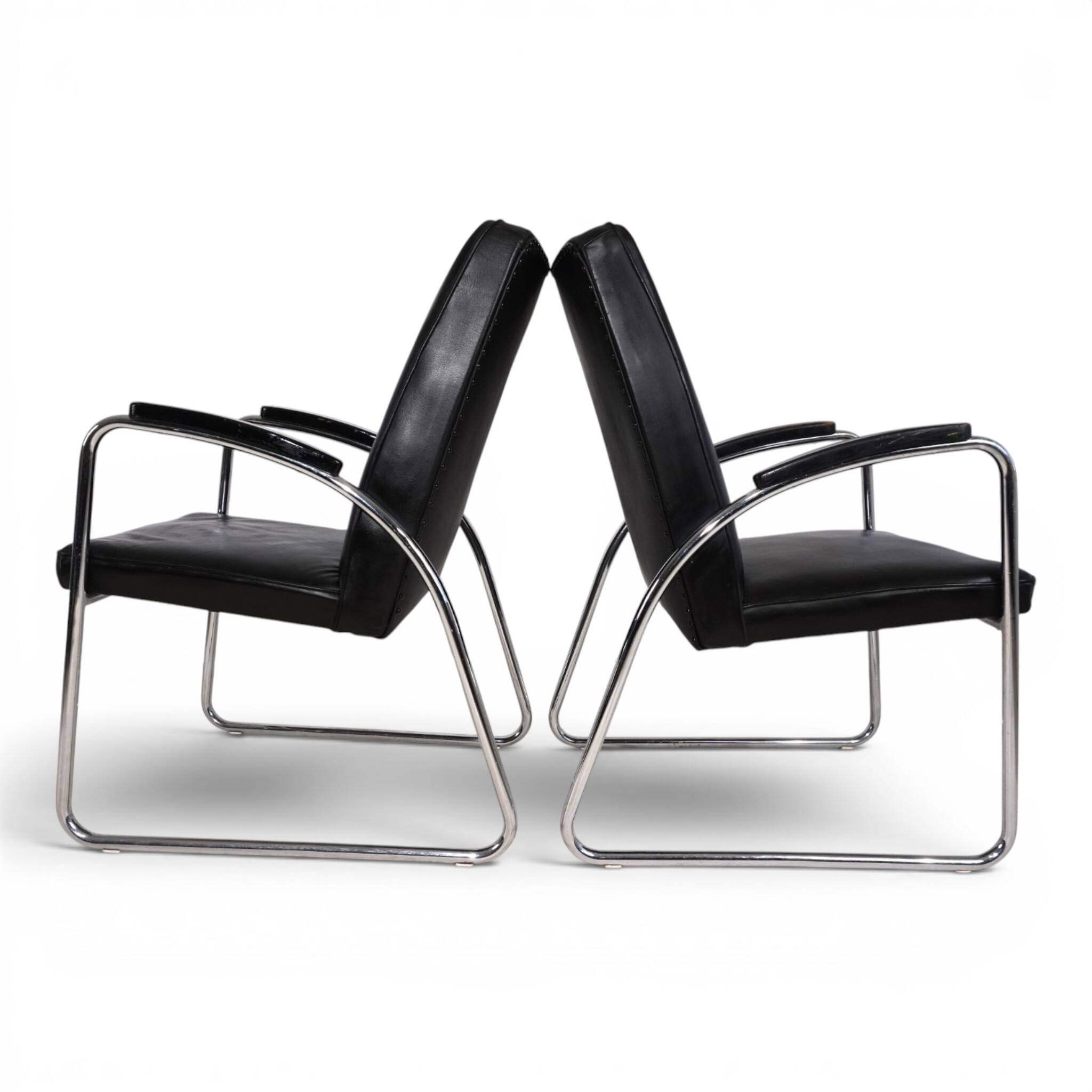 Set of 2 tubular steel Bauhaus Streamline leather armchairs, 1930.