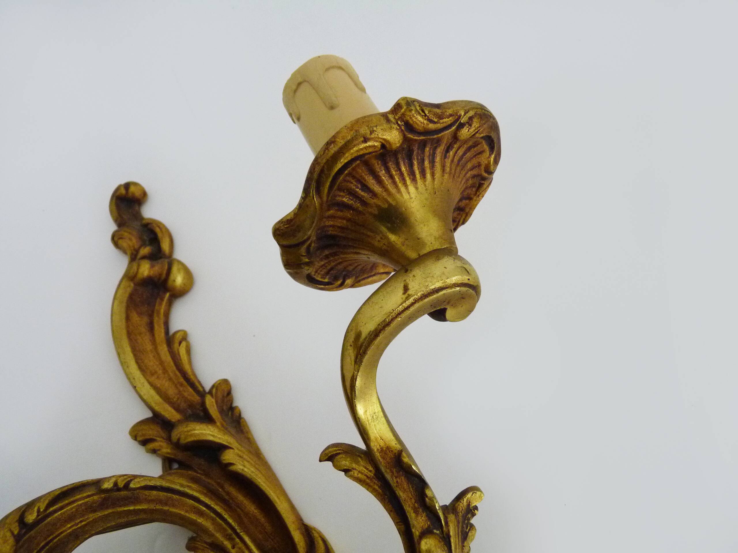 Antique double-light bronze wall light with acanthus leaves. 1950s