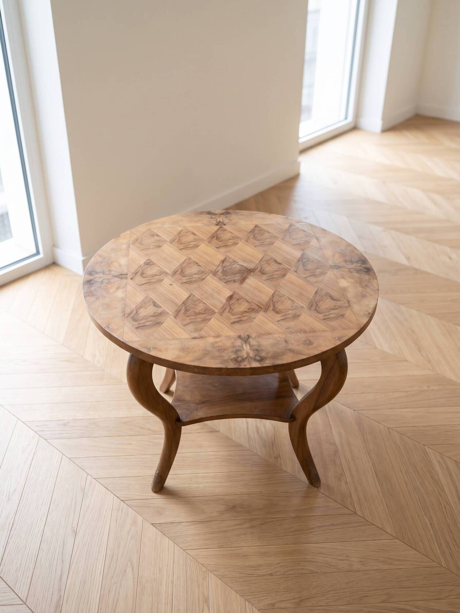 Table basse ronde en marqueterie de noyer Art Déco