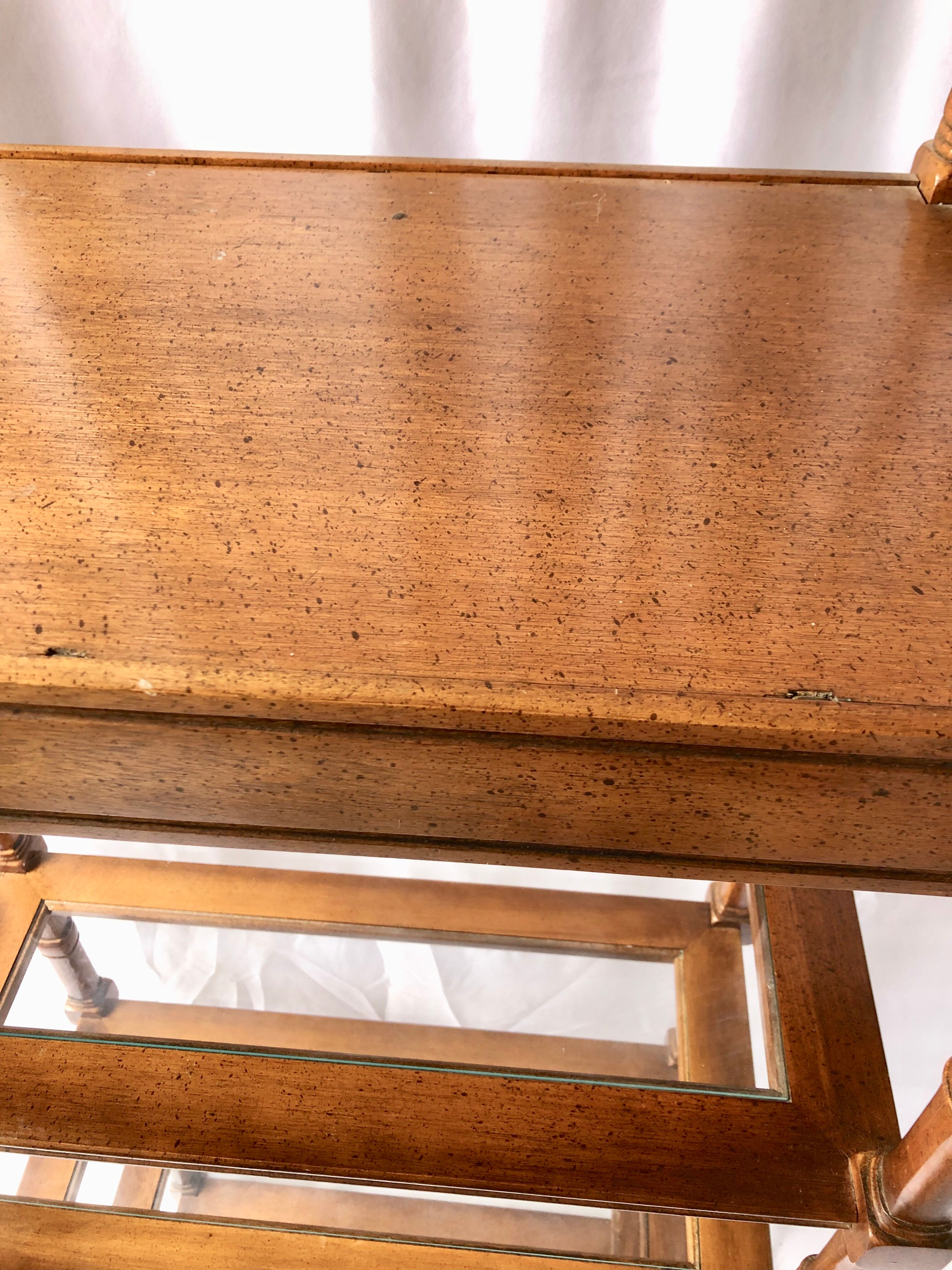 Classic wooden shelves, glass tops and cannage
