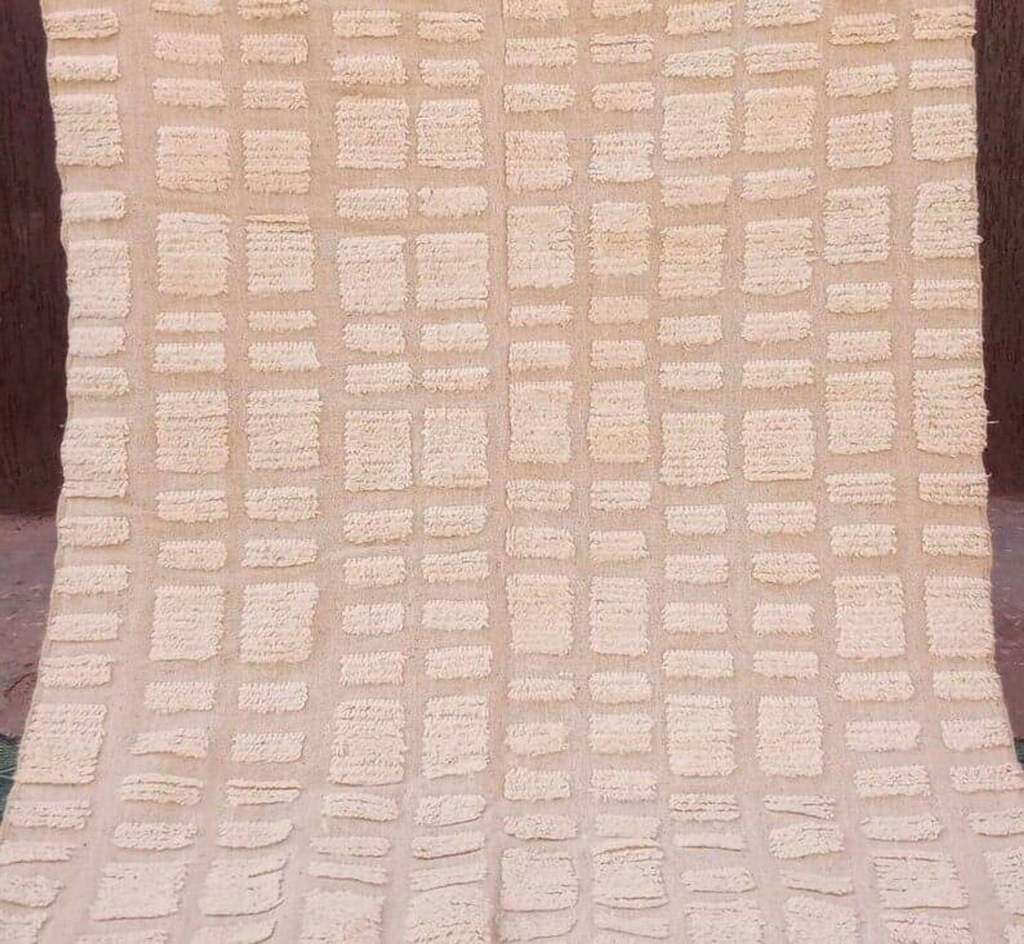 Handmade white Berber rug in natural wool, size 140 x 260 cm