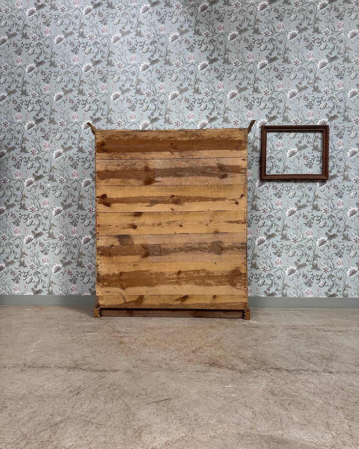 Chic display cabinet in pine (renovated)