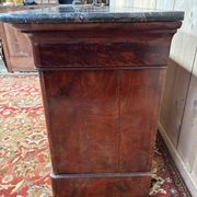 Renaissance period chest of drawers in flamed mahogany veneer