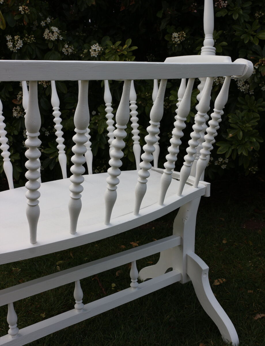 White wooden bercelonnette