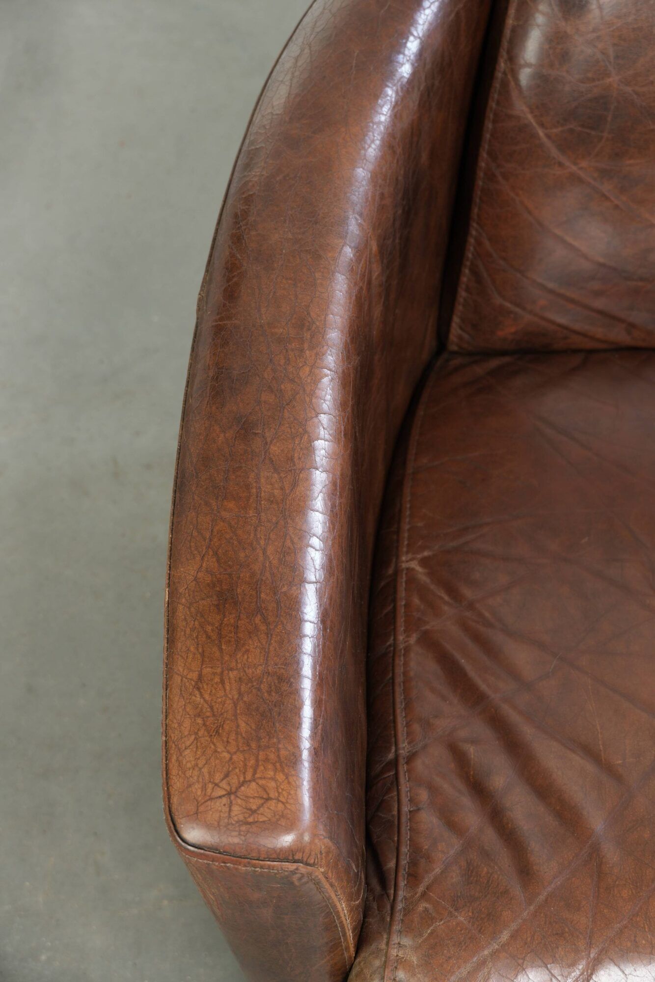 Cow leather armchair in Aviator design with patina and a warm appearance