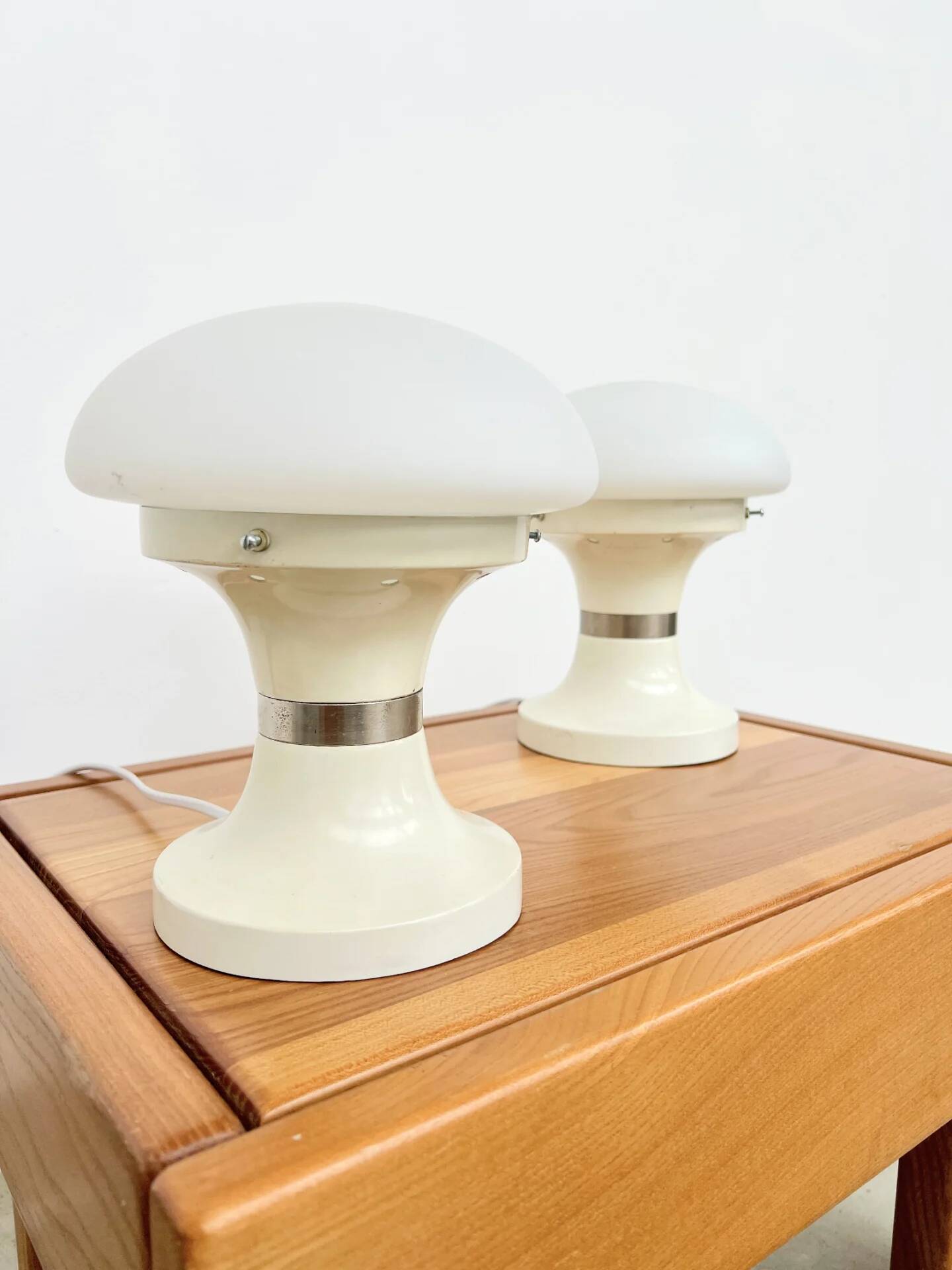 Paire de lampes champignon — Opaline blanche et métal laqué — Années 70