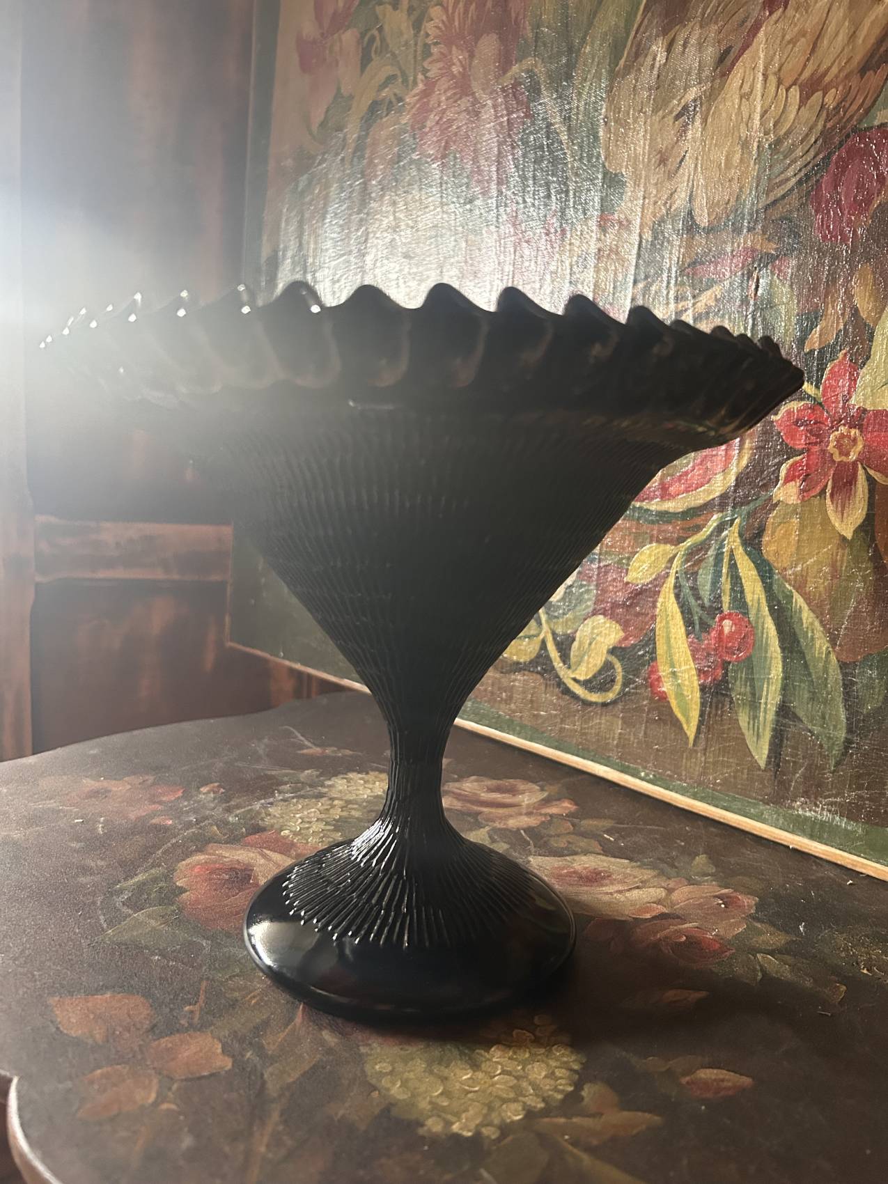 Grande coupe sur pied en opaline noire Art déco des années 1930 une rareté atypique
