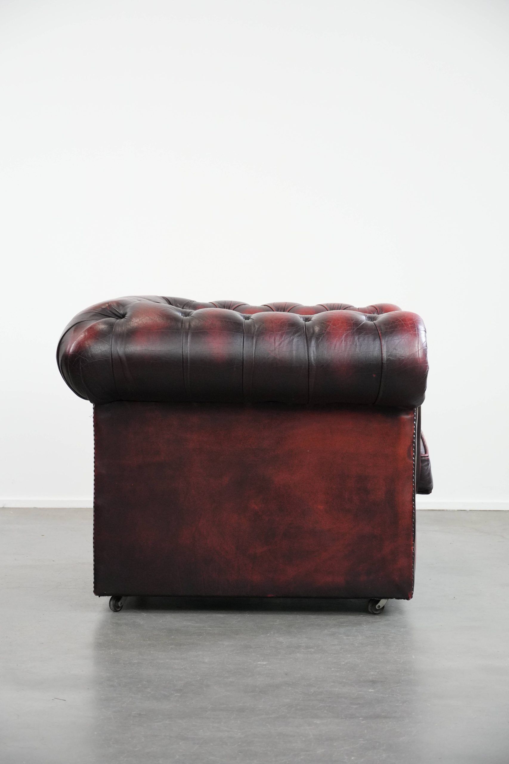 Cowhide leather English chesterfield armchair on wheels
