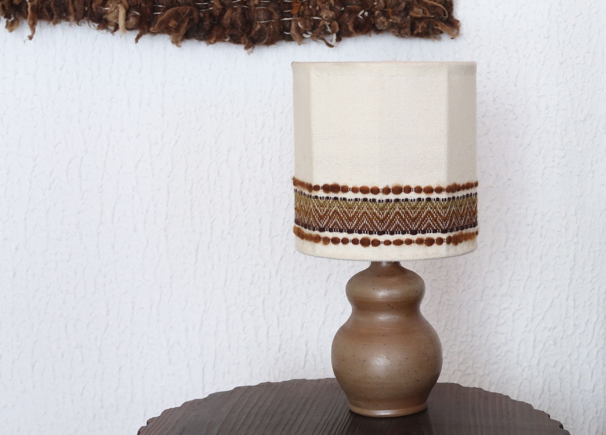 Lampe en grès, abat jour en  laine, années 70