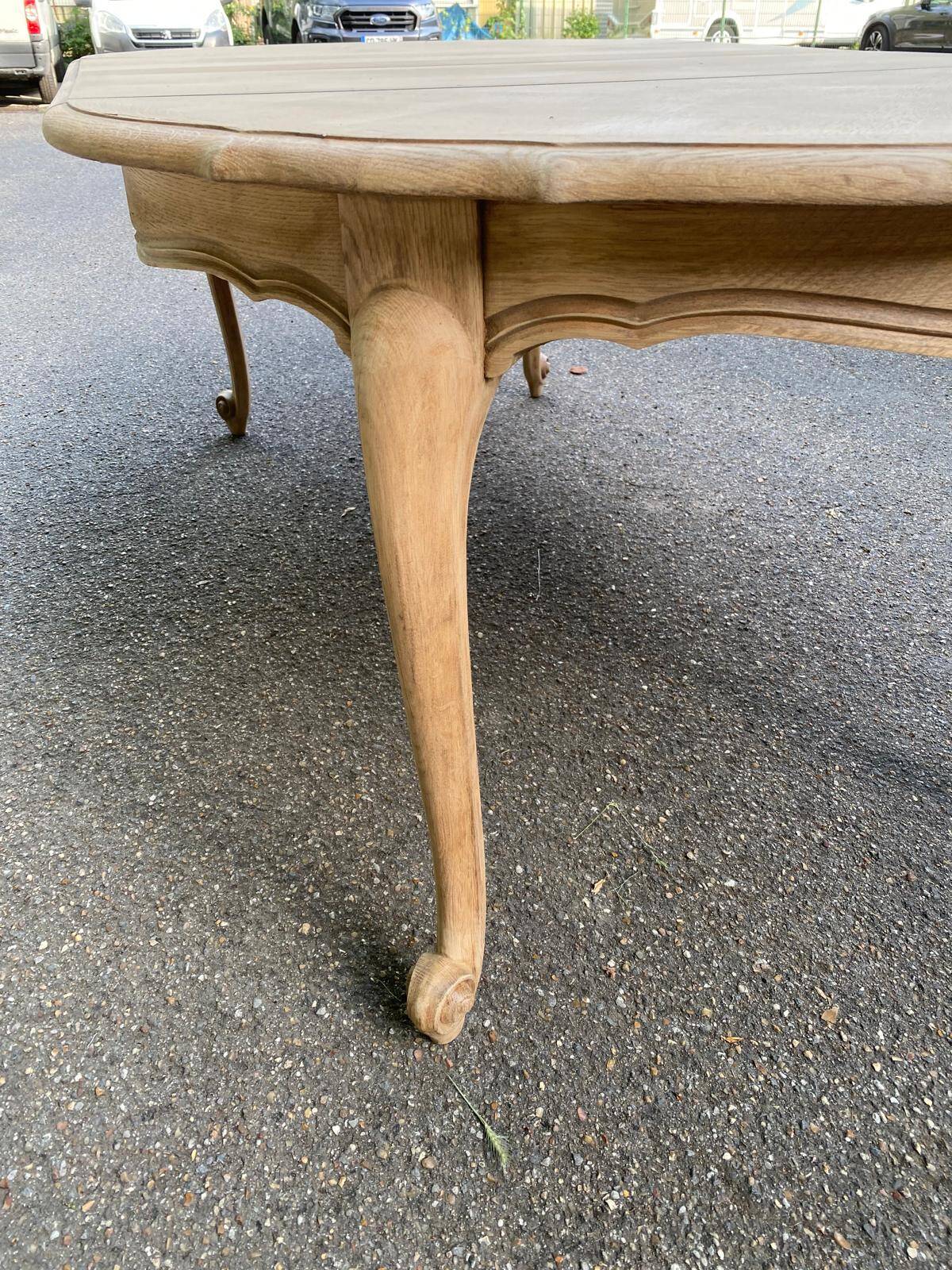 Extendable round Louis XV dining table, renovated in raw wood, 20th century, 200cm