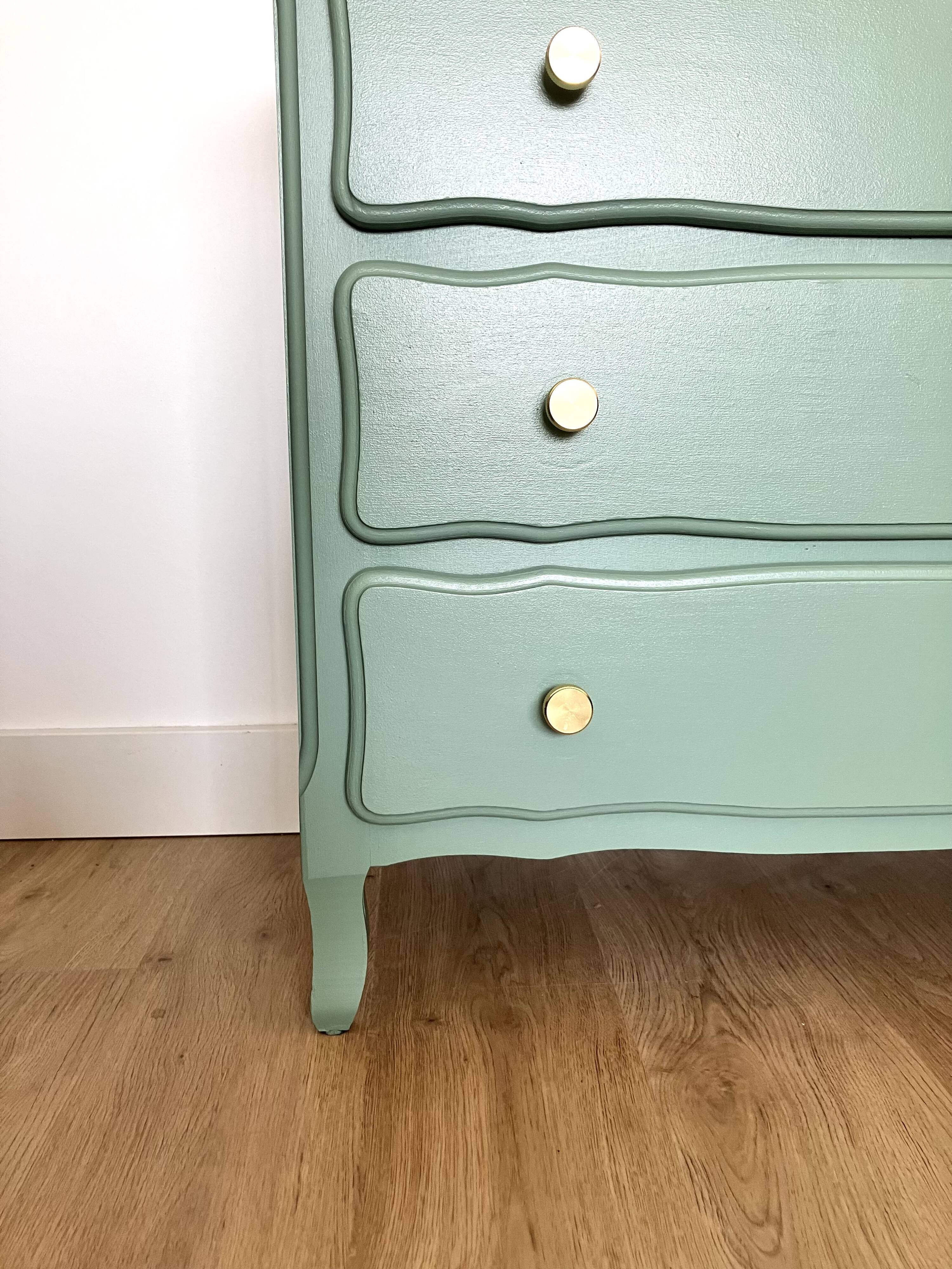 Wooden chest of drawers