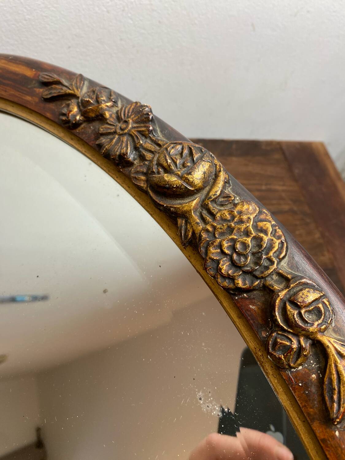 Miroir en bois et plâtre, décor fleuri, Art Déco