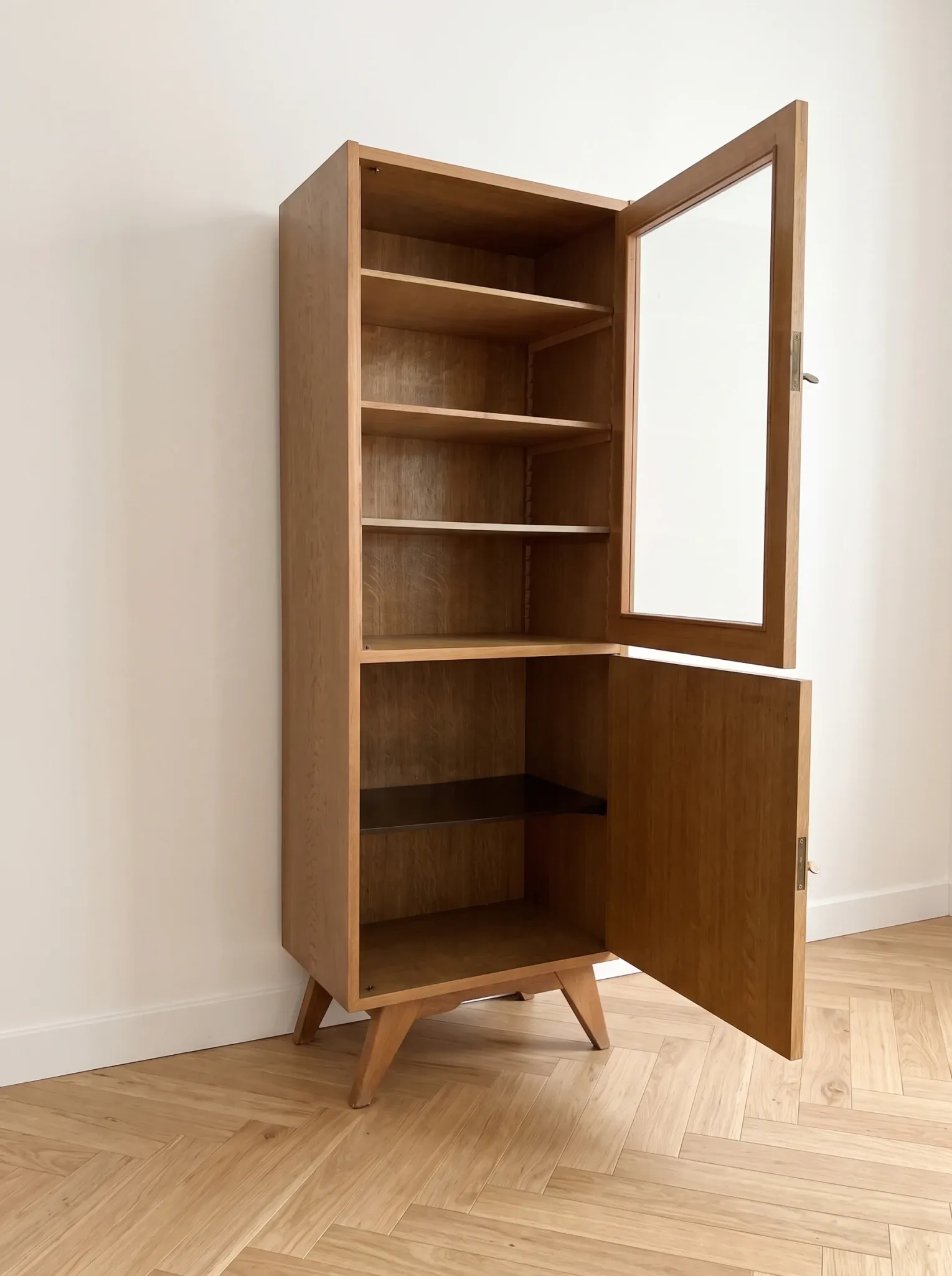 Vintage display cabinet from the 1960s in wood.