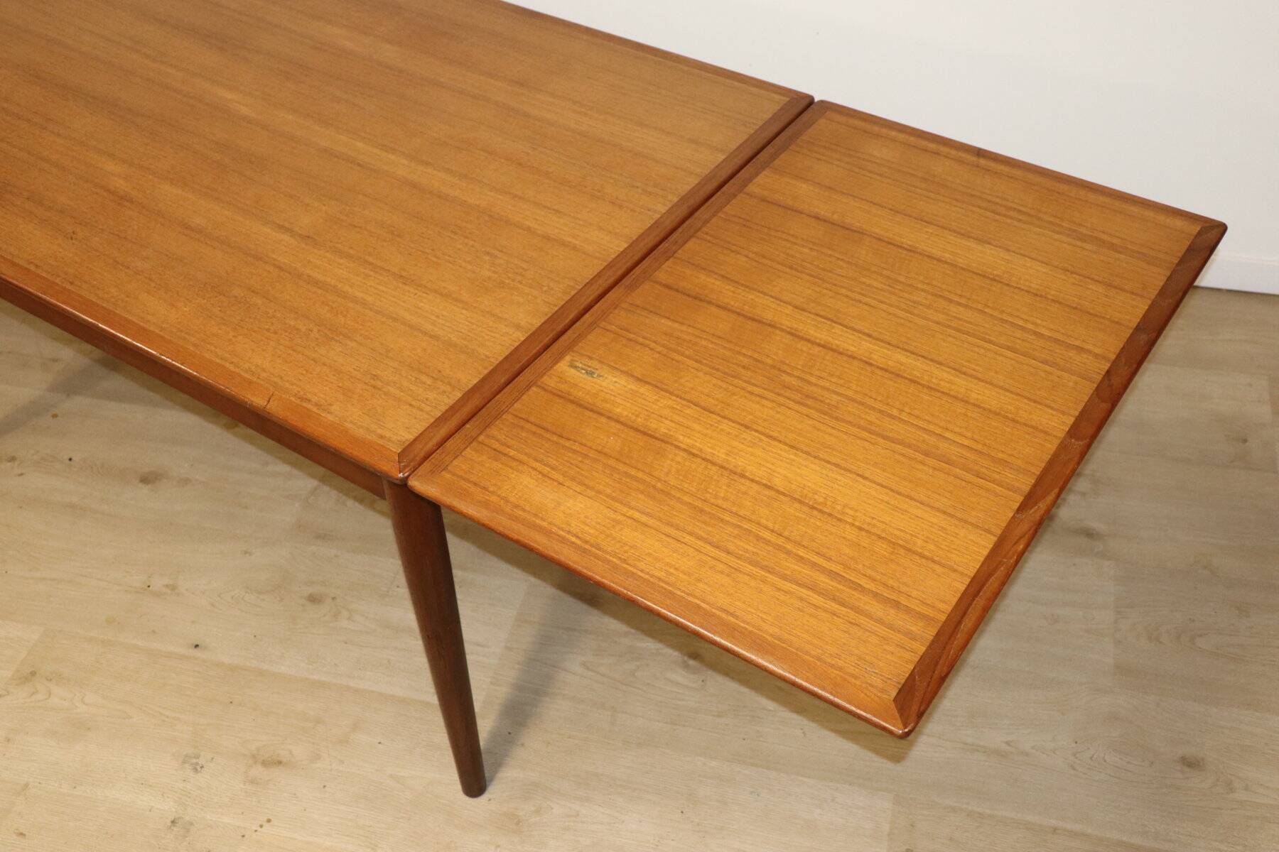 Danish Scandinavian extendable dining table in teak, 1960.
