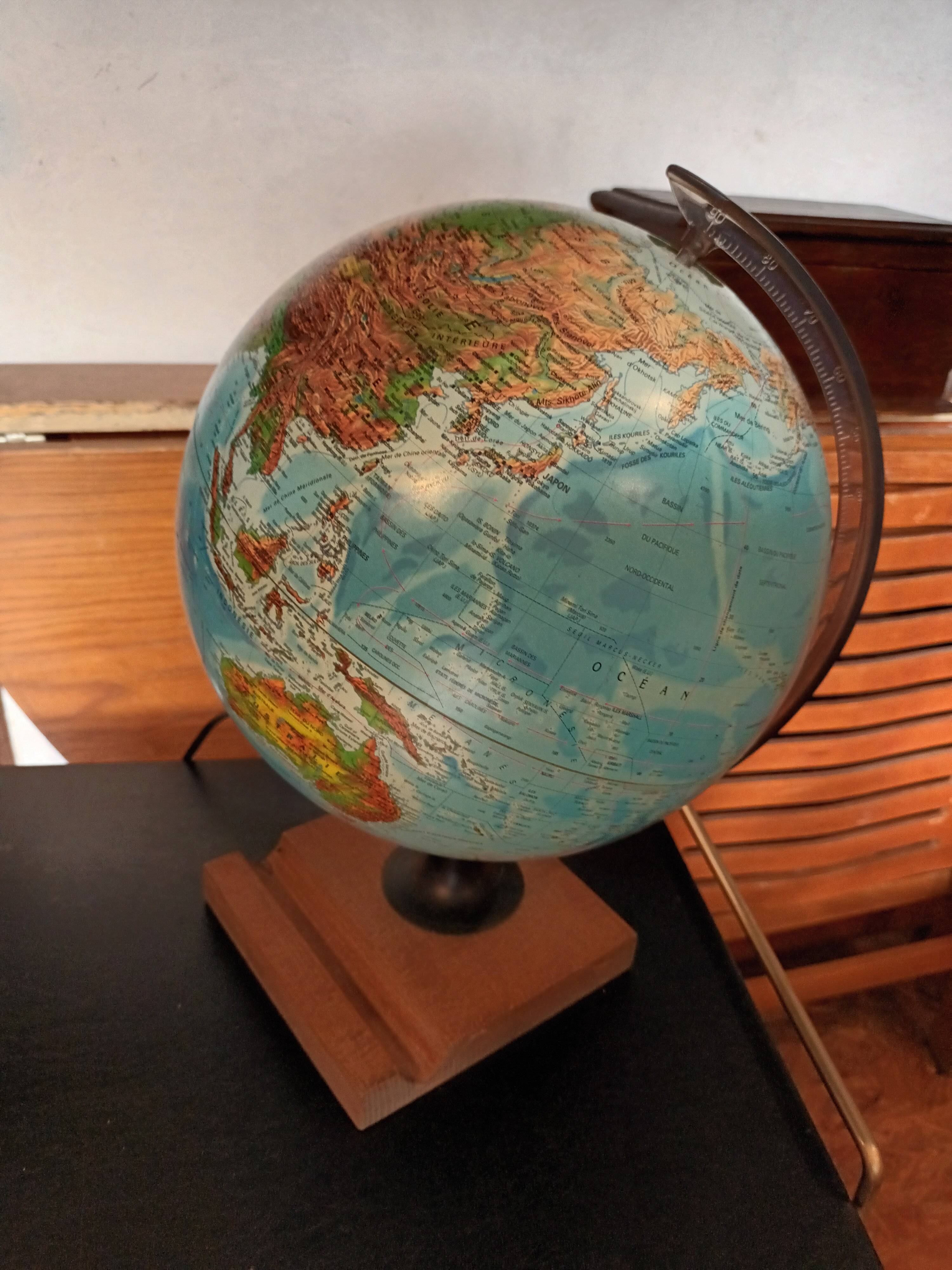 Globe terrestre lumineux
