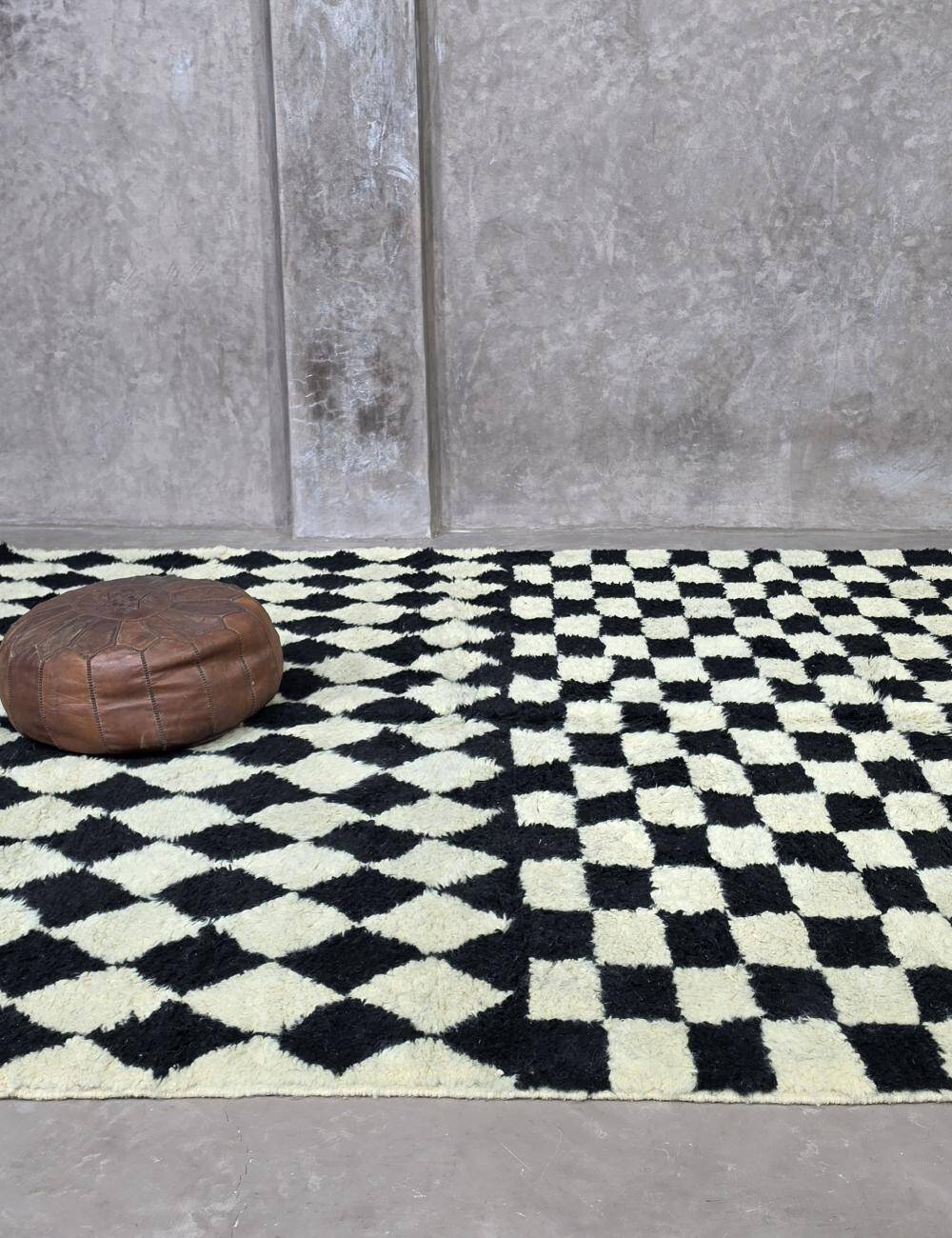 Black and white checkered rug - 300 x 260 cm