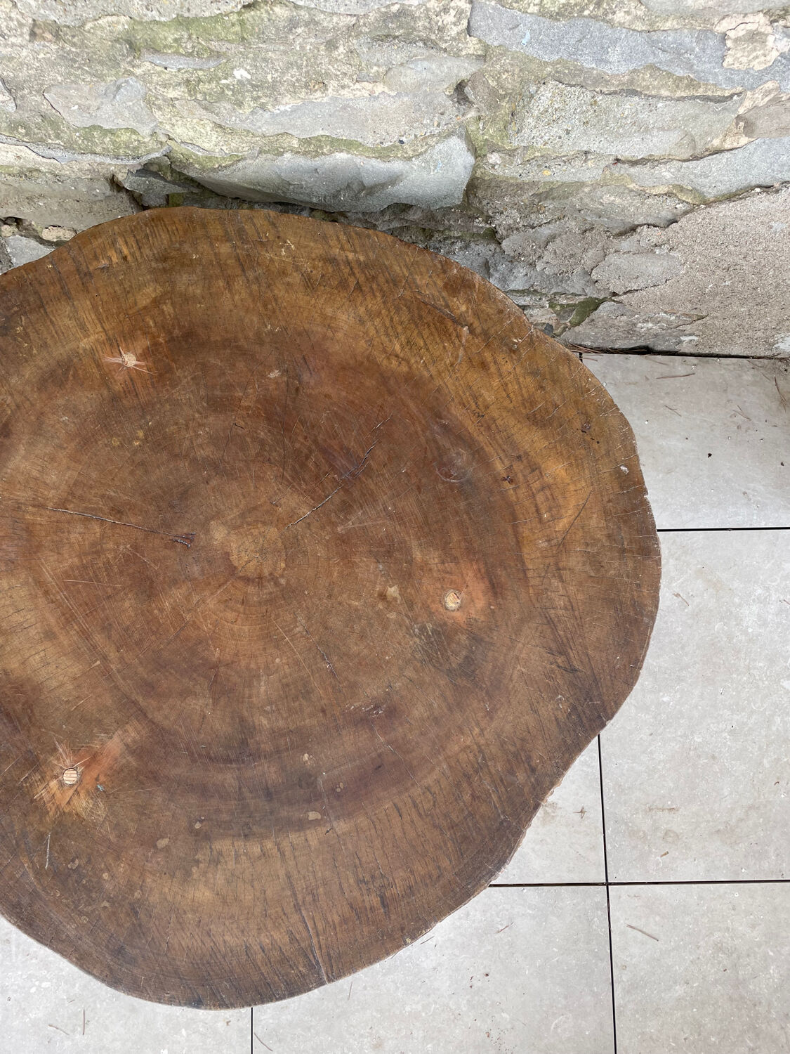 Table basse brutaliste en bois