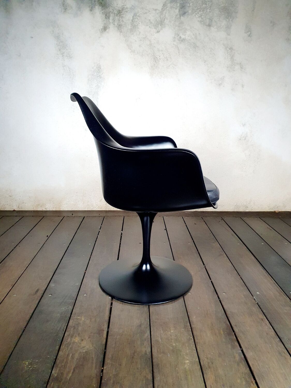 Knoll Saarinen tulip armchair black leather seat
