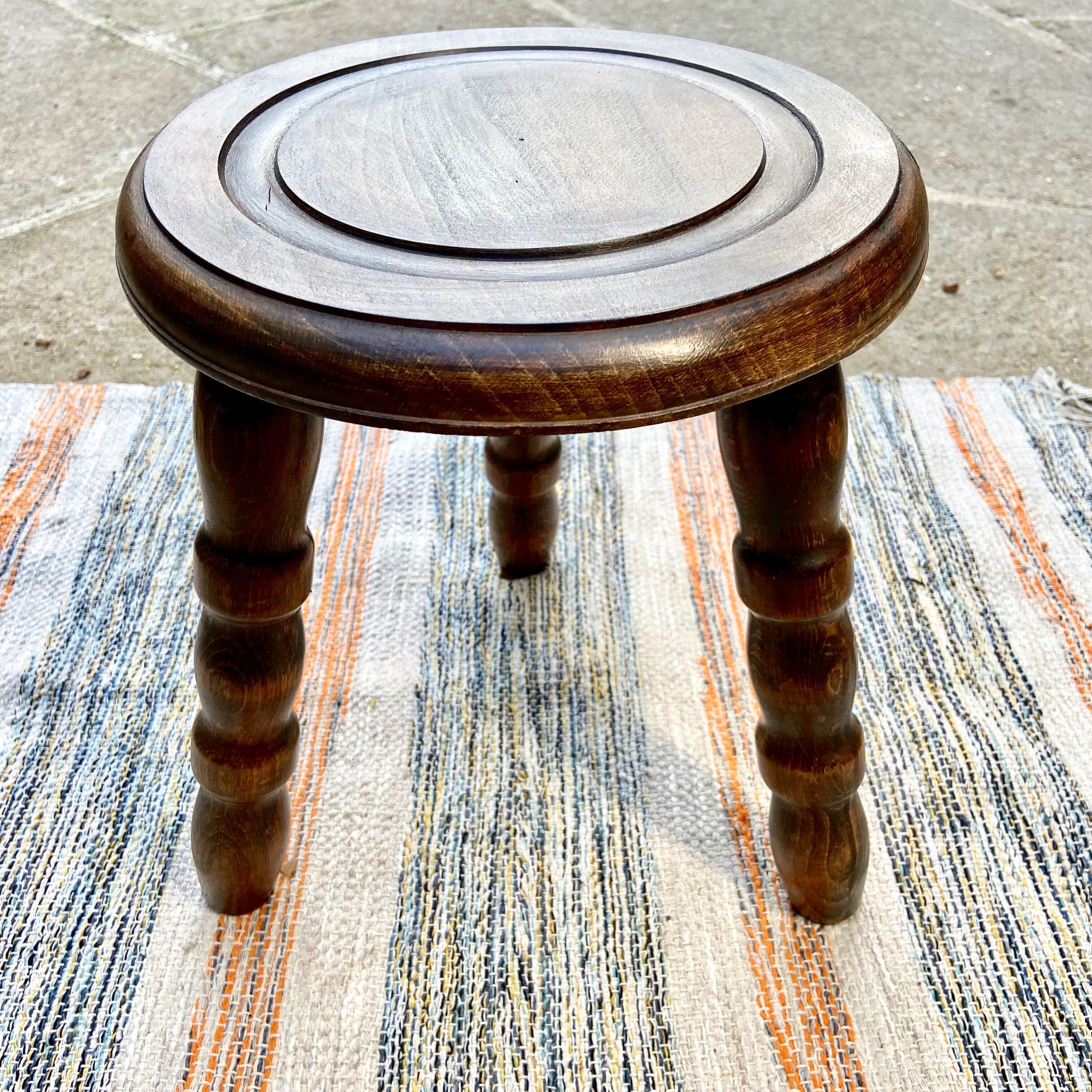 Tripod stool feet coil