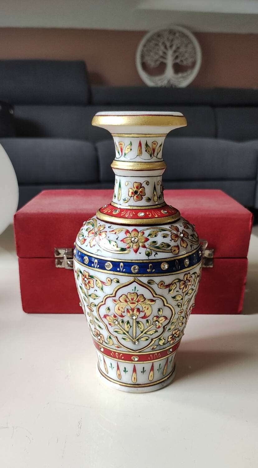 Hindu marble vase with floral decoration and gold leaf, in a box. Height 20 cm.