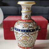 Hindu marble vase with floral decoration and gold leaf, in a box. Height 20 cm.