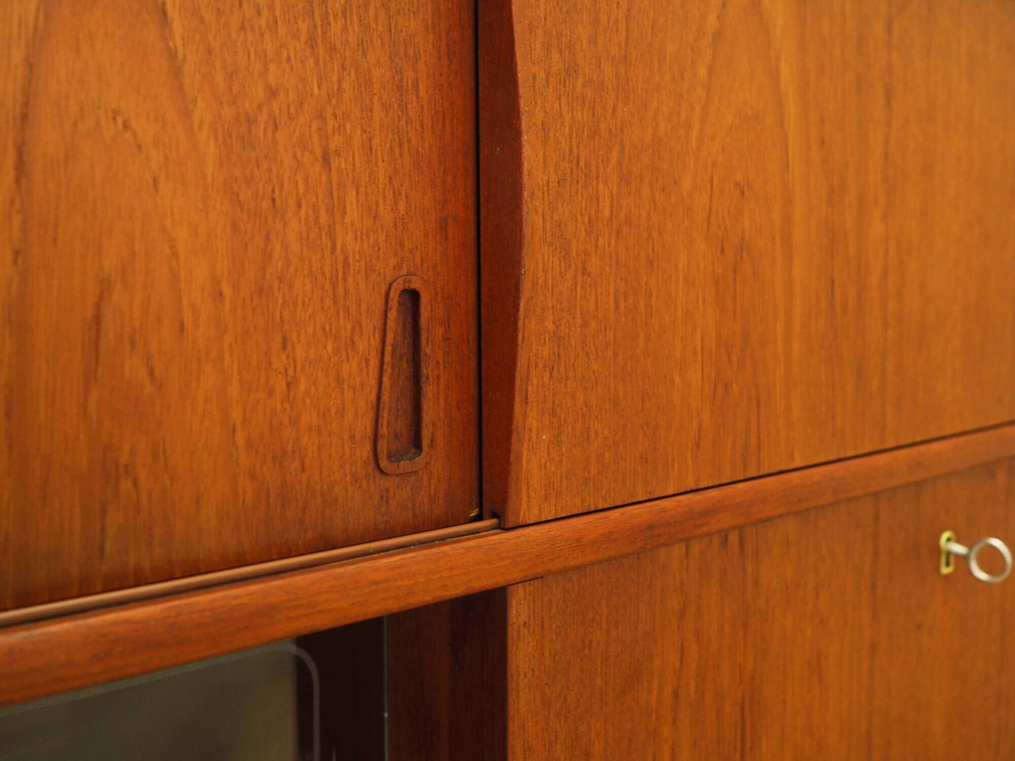 Buffet haut en teck, design danois, années 1970, production : Danemark