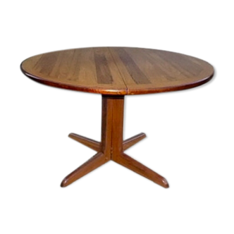Scandinavian dining table in expandable rosewood