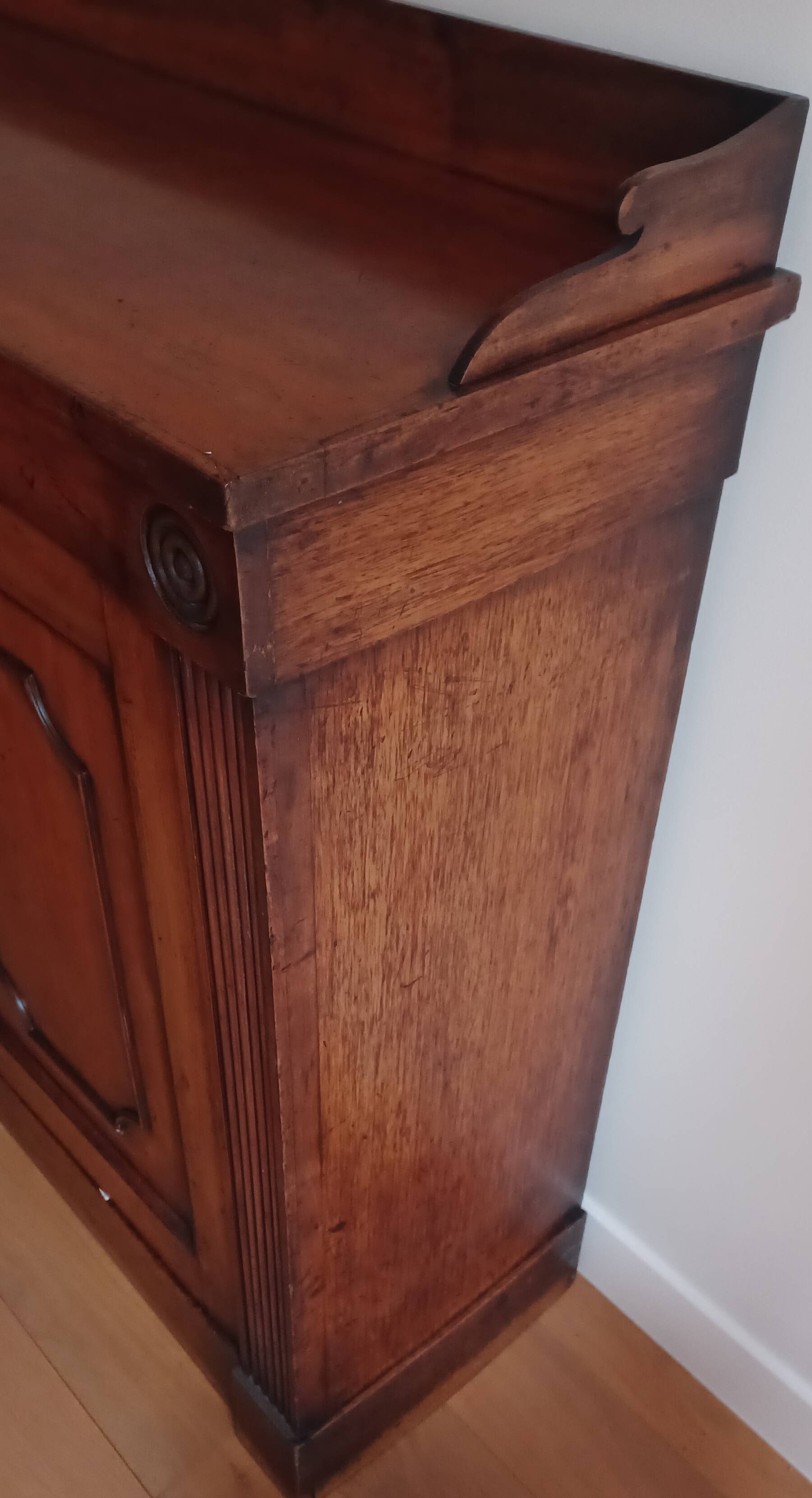 English style 2-door mahogany sideboard