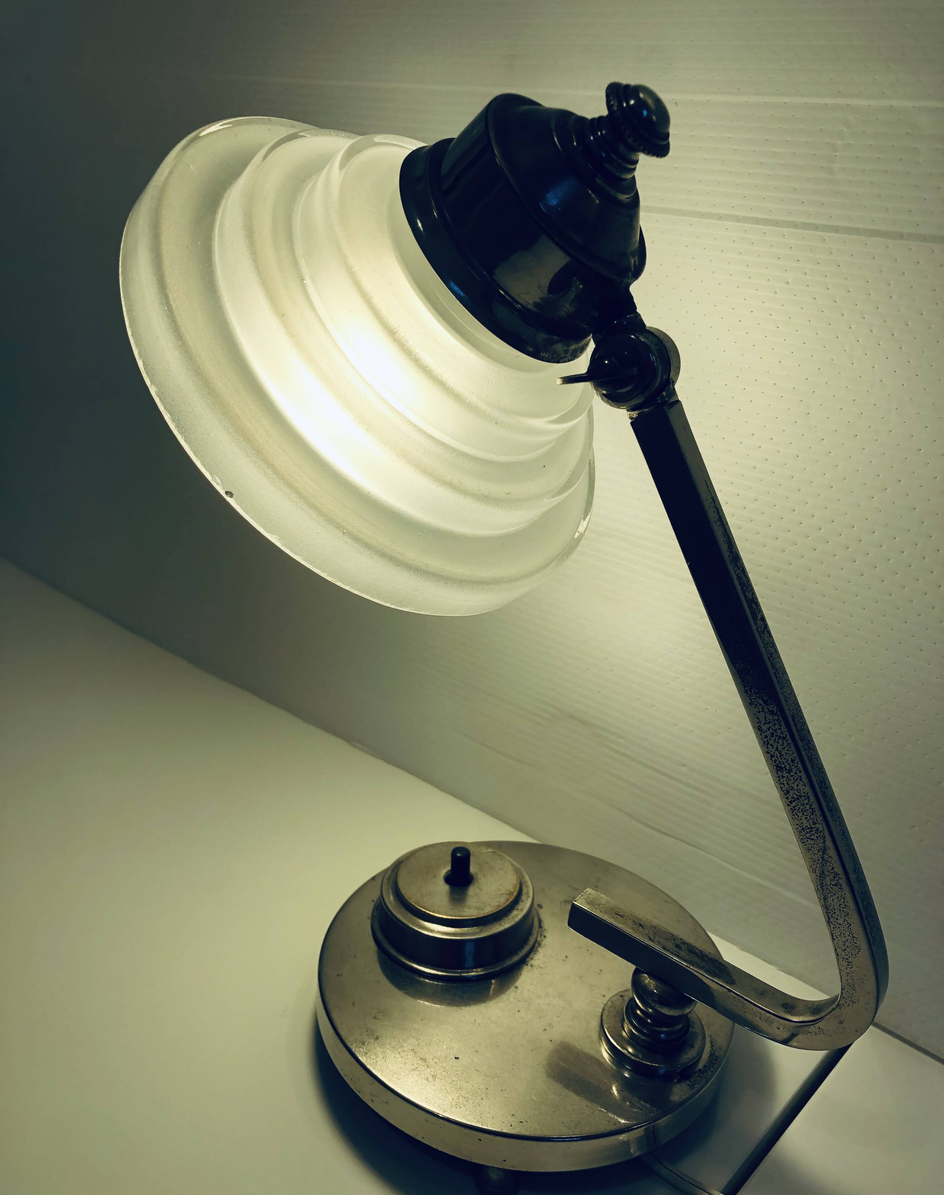 Modernist table lamp from the 30s and 40s in chrome-plated brass, molded glass lampshade