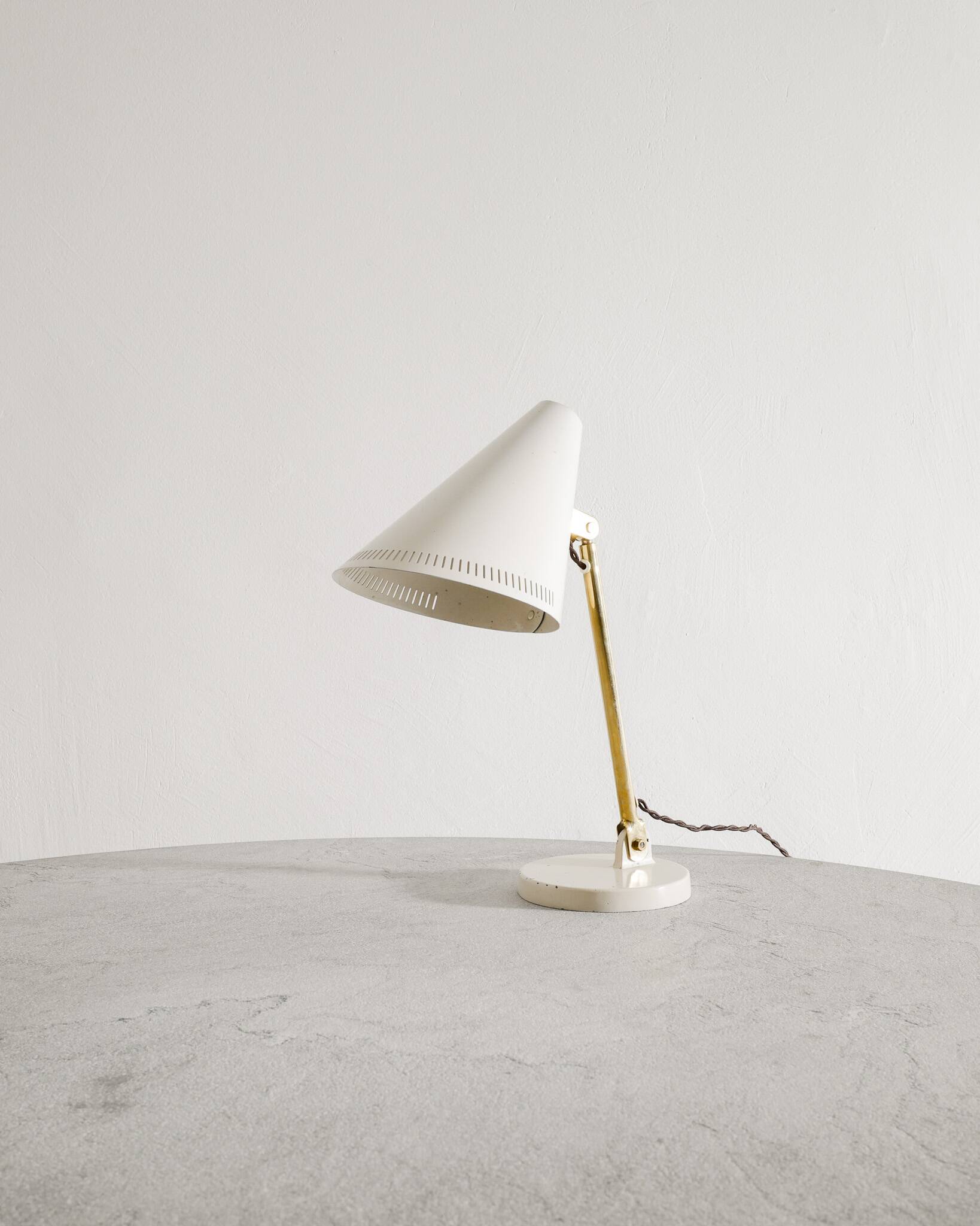 White Finnish Mid Century "9222" Table Desk Lamp by Paavo Tynell, 1940s