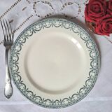 Assiettes plates anciennes dépareillées en faïence terre de fer accompagnées d'un plat