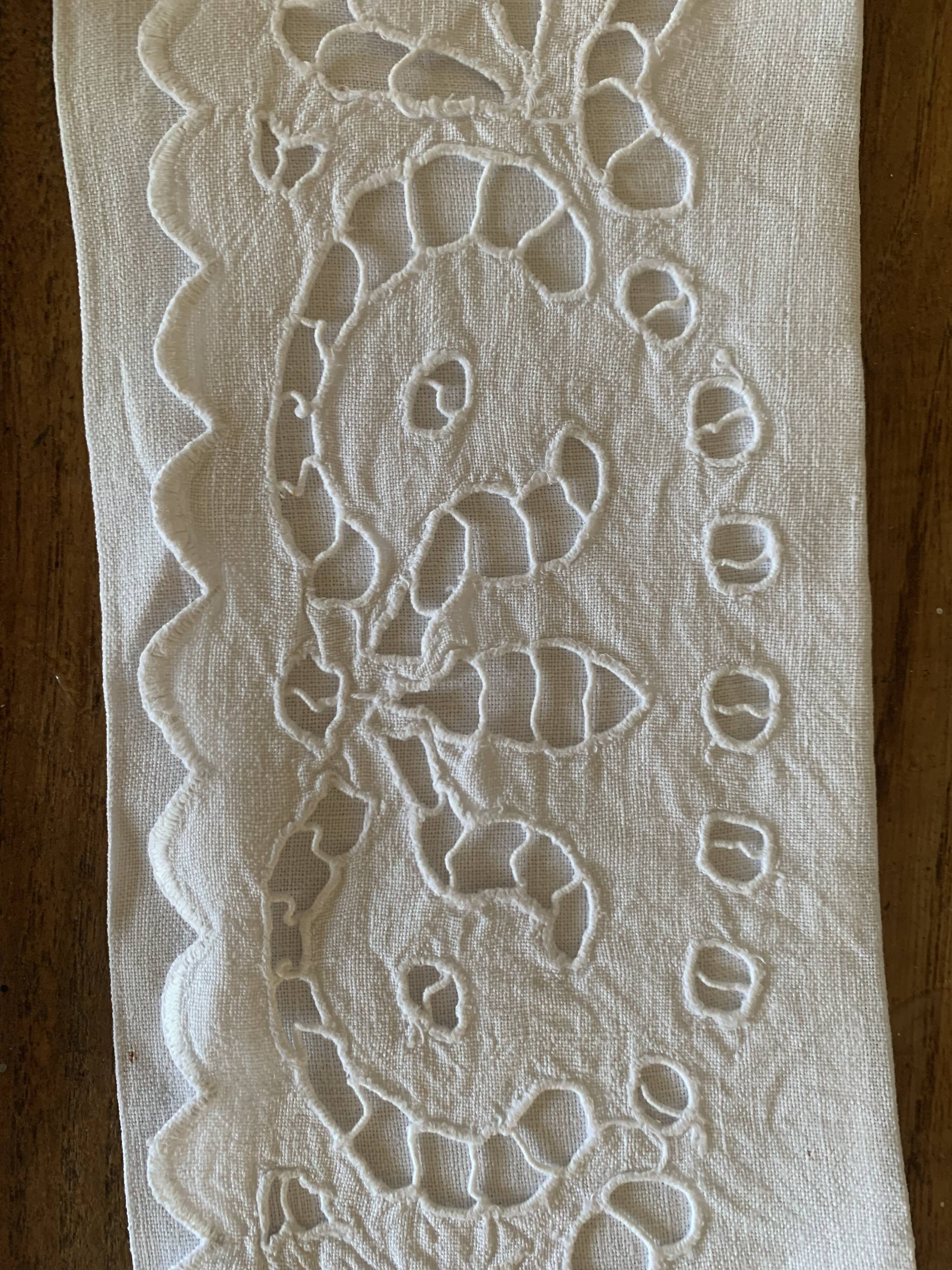 Set of 3 embroidered and openwork seviettes door