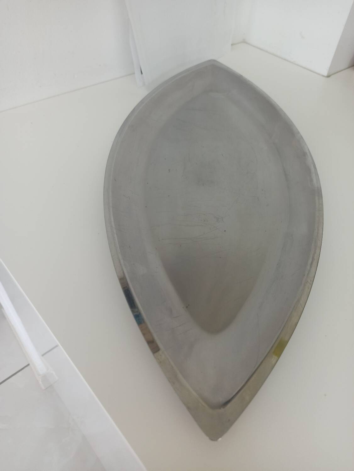 Oval serving dish in solid 18-10 stainless steel. Guy Degrenne