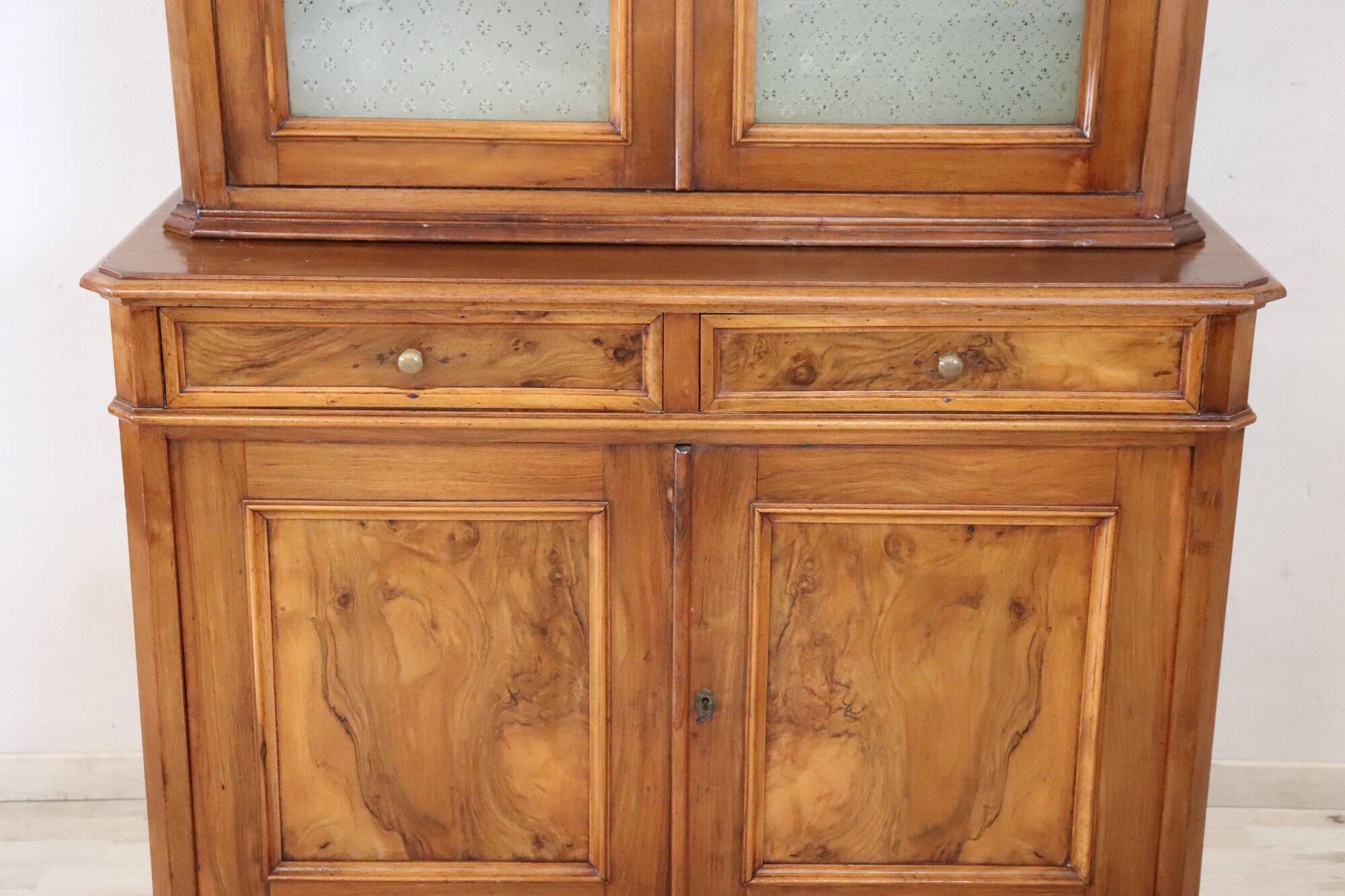 Antique sideboard in veined walnut, Italy, late 19th century