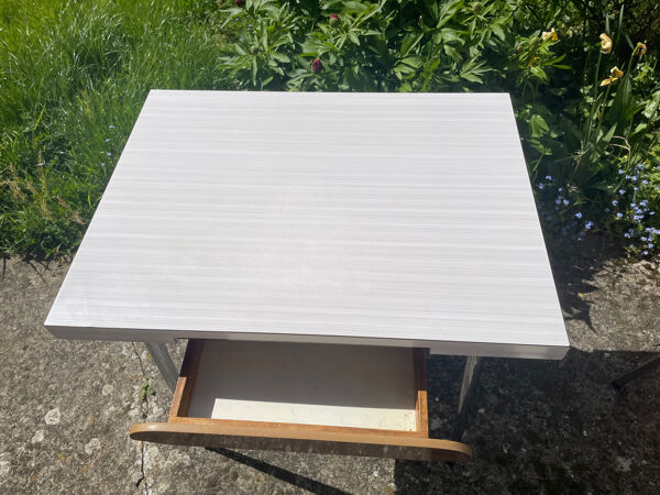 Table en Formica avec une chaise rouge Mid century