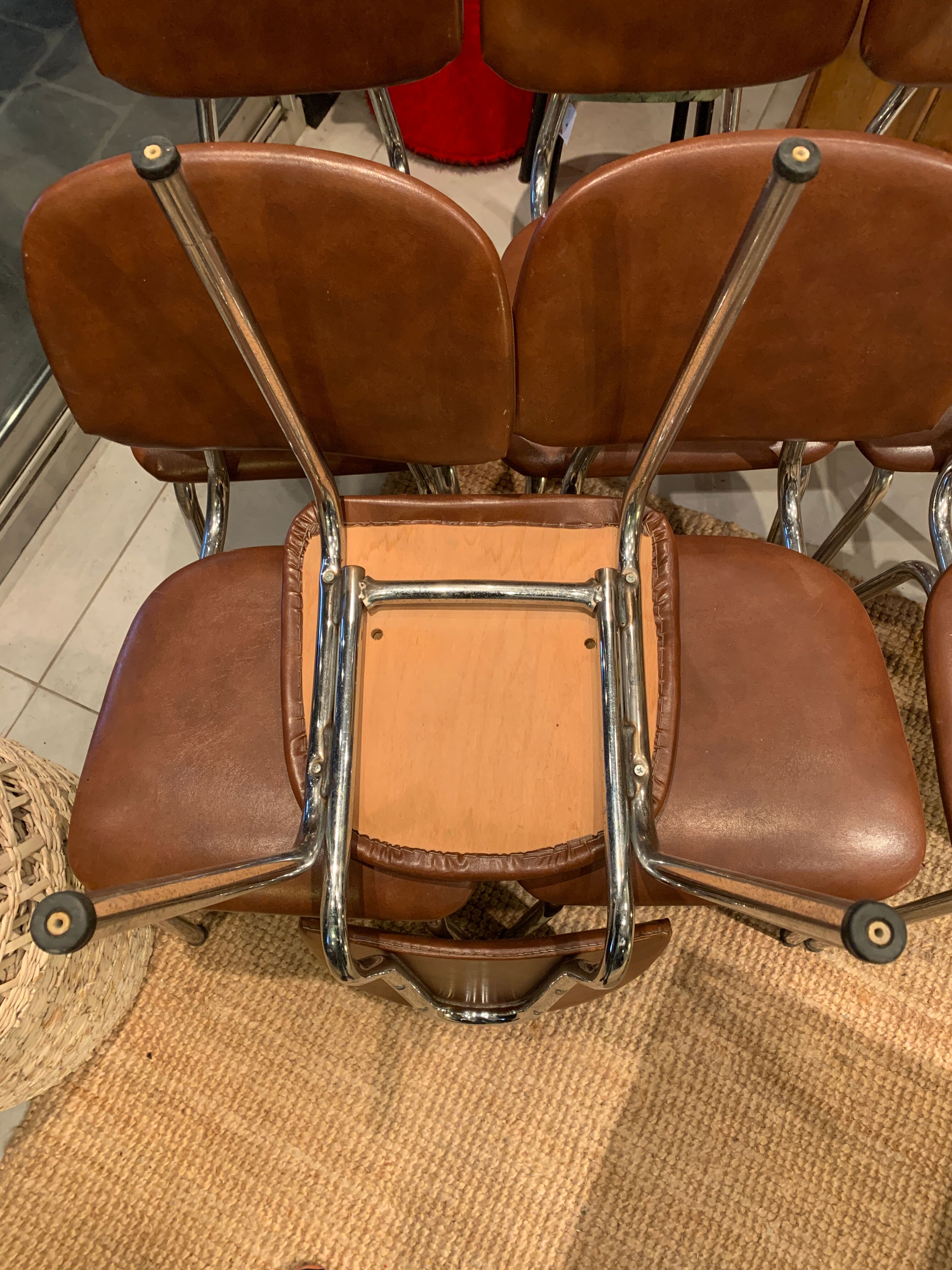 Série de 7 chaises en skaï