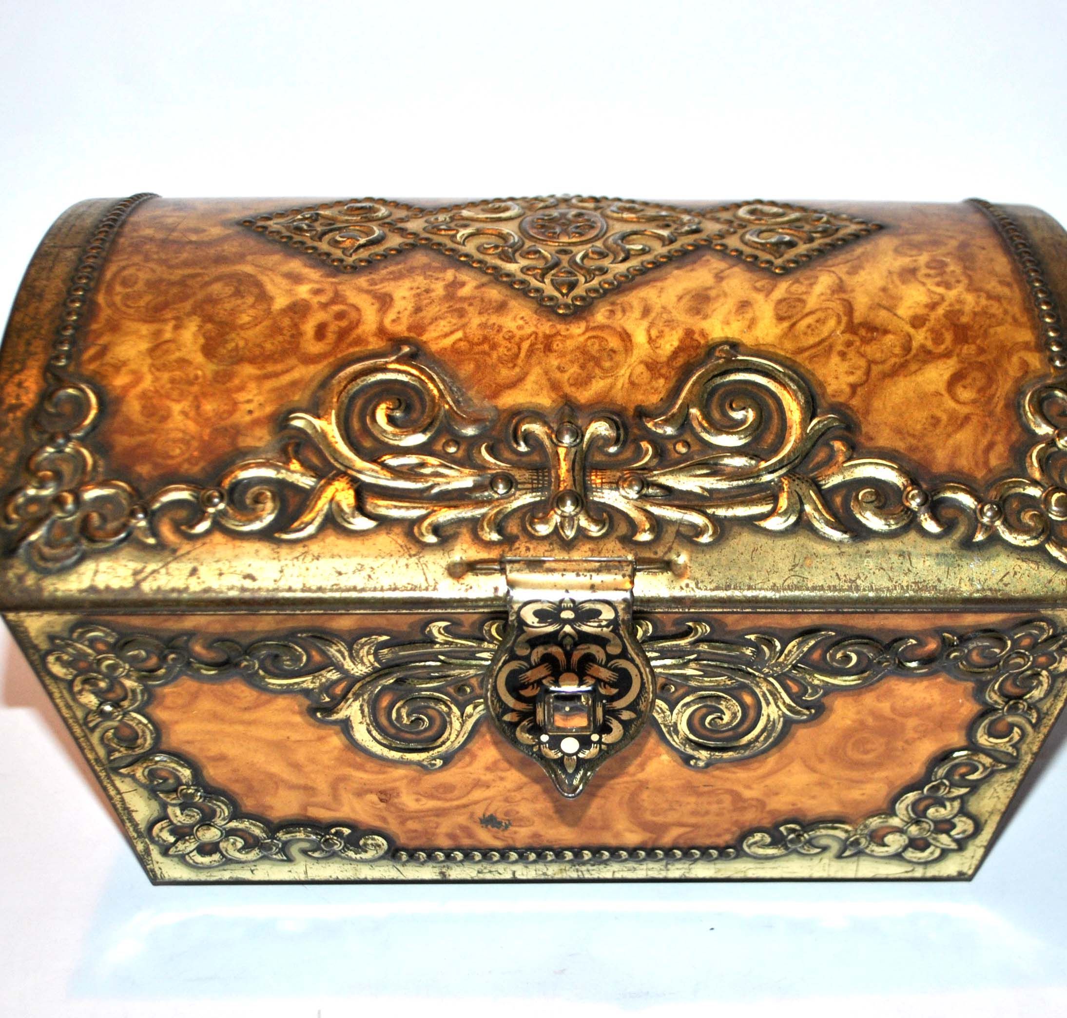 Antique biscuit box in golden sheet - Victoria metal box