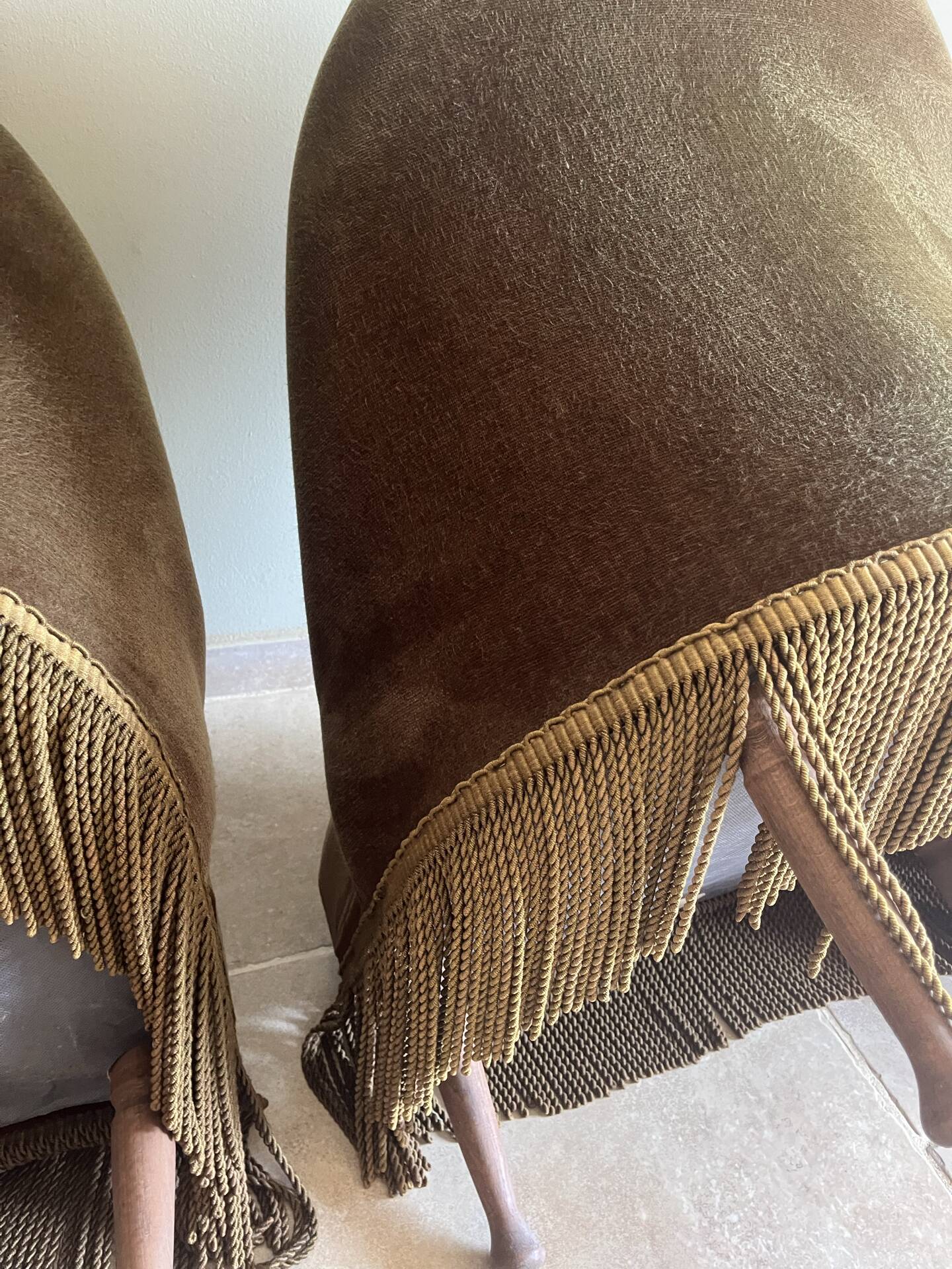 Paire de fauteuils crapaud vintage en velours brun tabac à franges