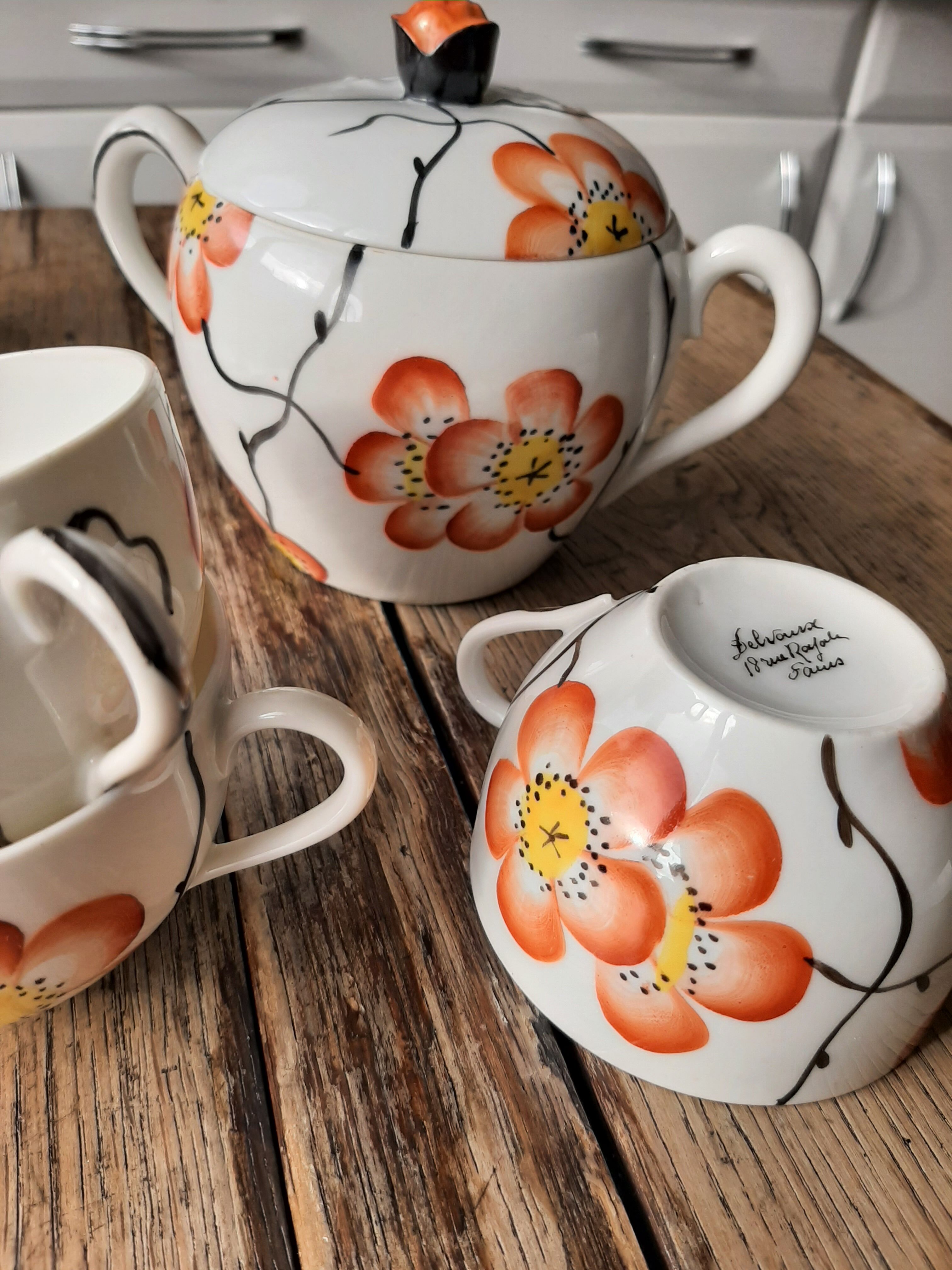Lot tea cups and flower sugar bowls, Delvaux