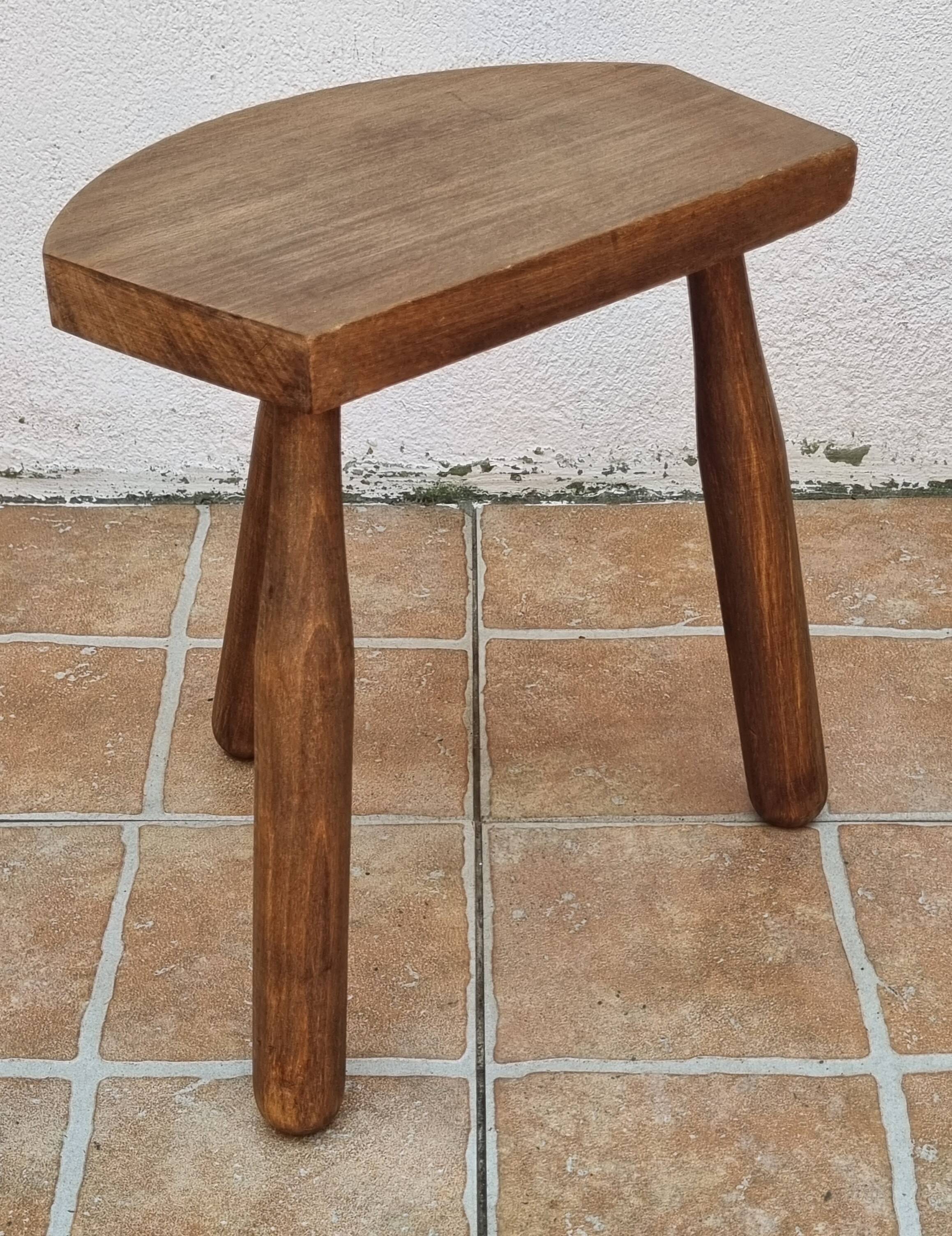 Tabouret bas tripode en bois massif, design organique brutaliste, années 70