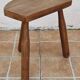 Tabouret bas tripode en bois massif, design organique brutaliste, années 70